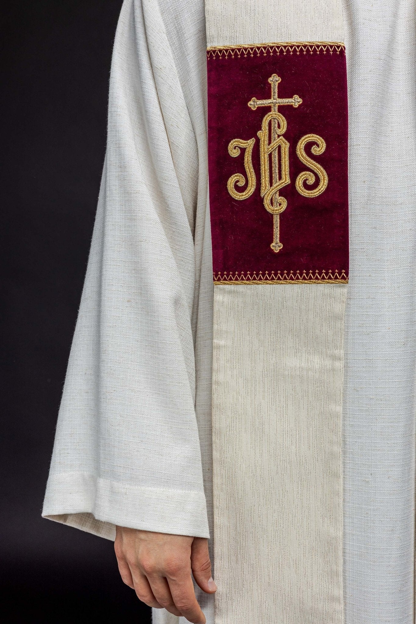 Estola con bordado del Cordero de Dios y el símbolo JHS