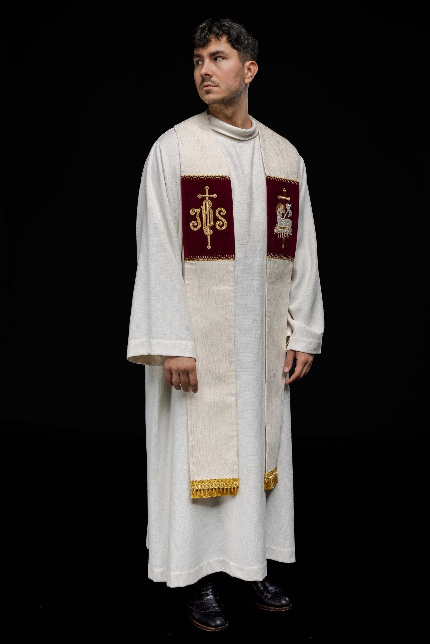 Estola con bordado del Cordero de Dios y el símbolo JHS