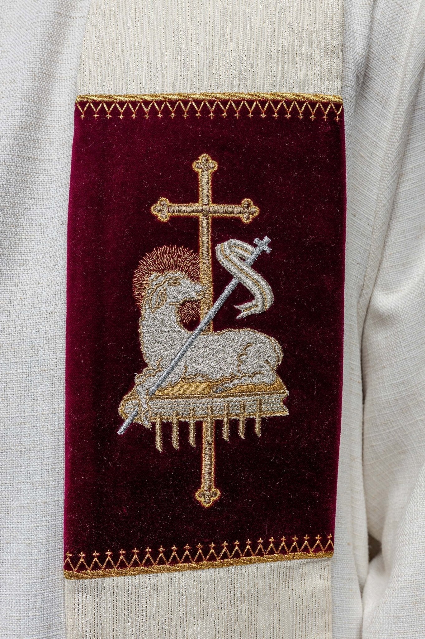 Estola con bordado del Cordero de Dios y el símbolo JHS
