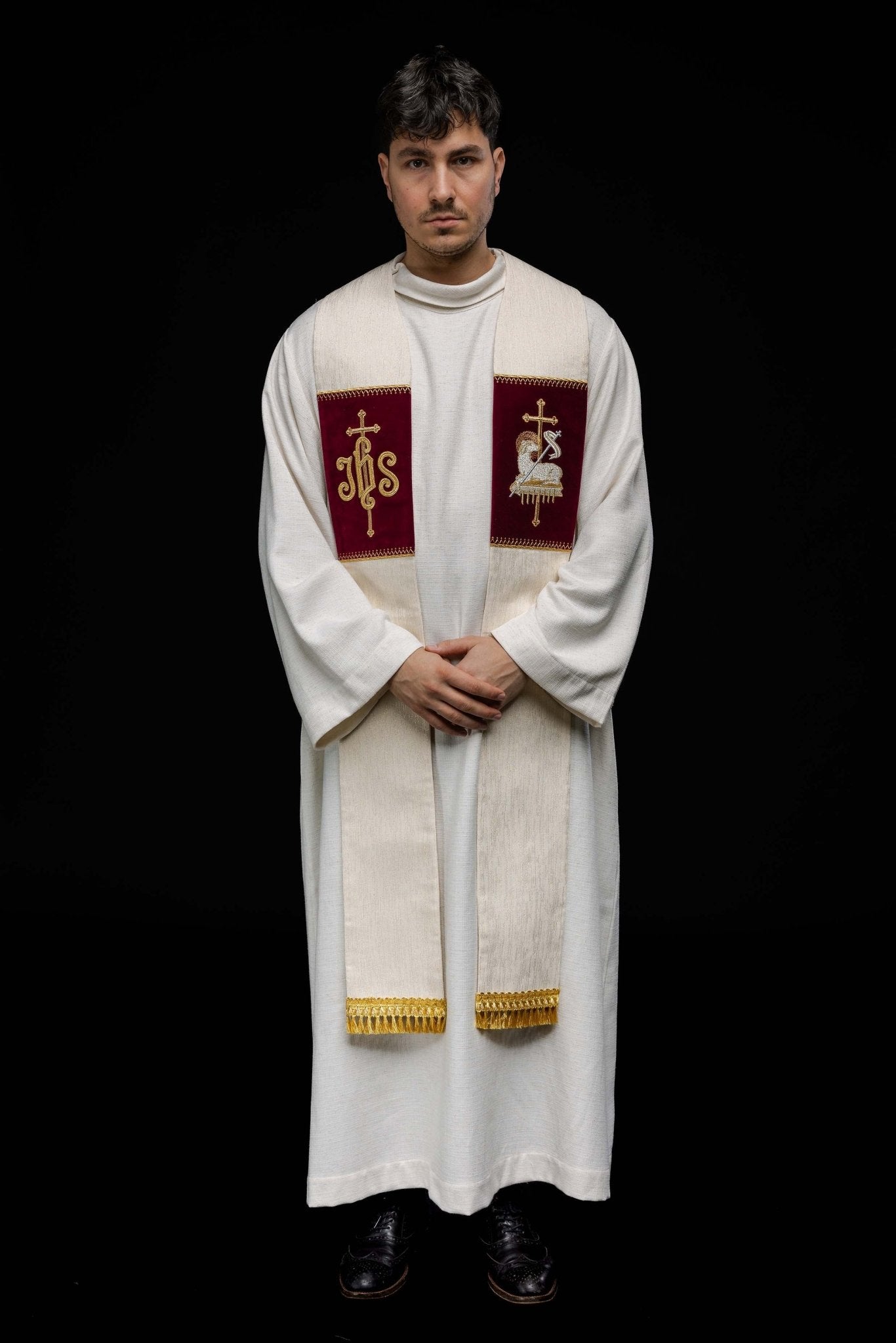 Estola con bordado del Cordero de Dios y el símbolo JHS