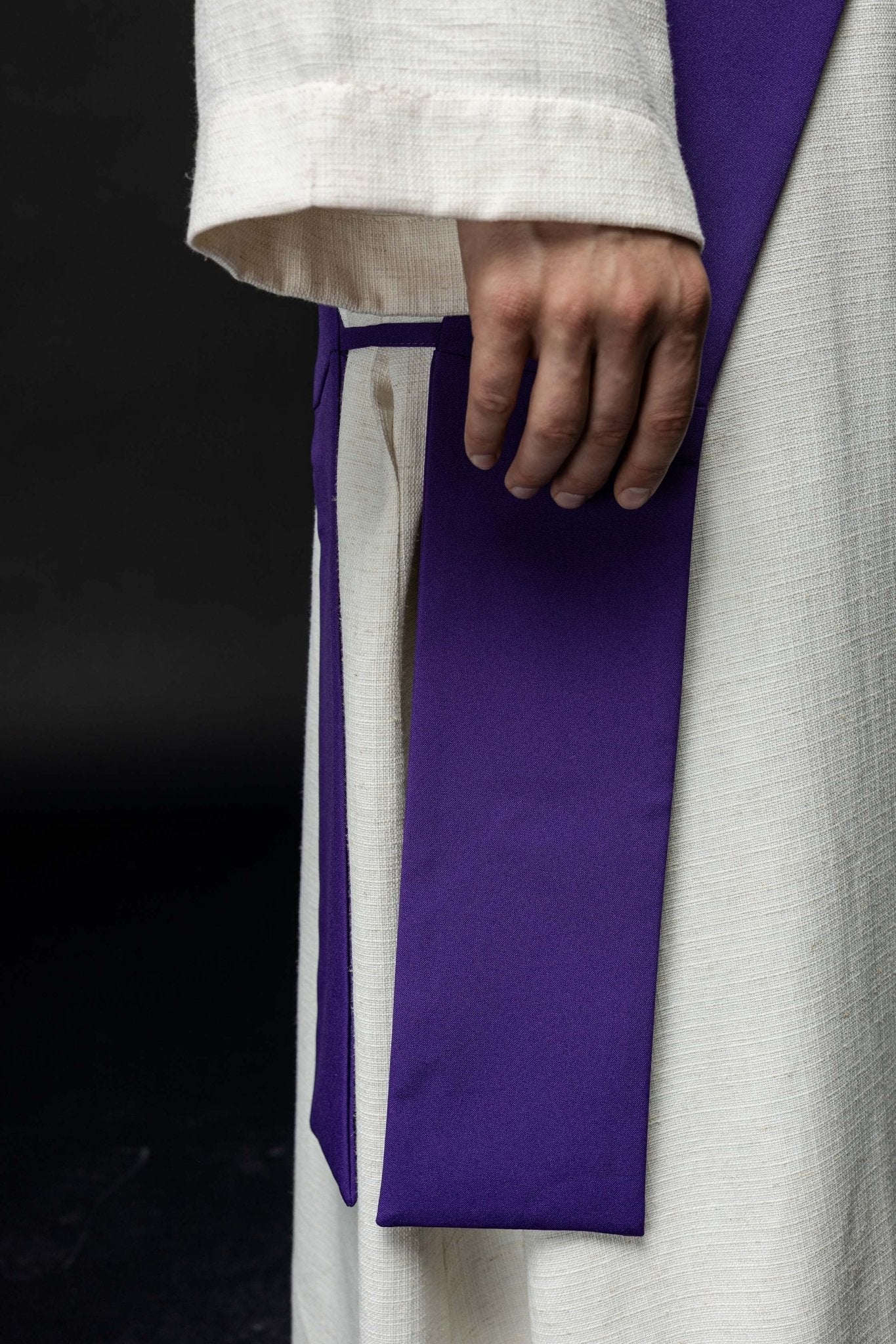 Estola diaconal morada con bordado Cruz