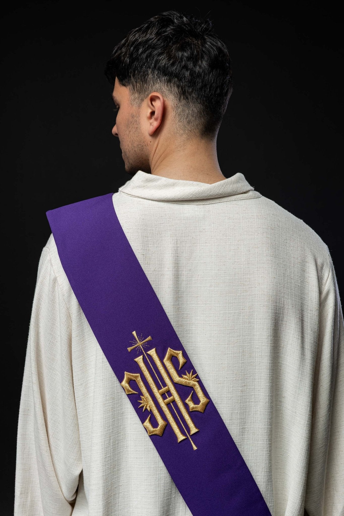 Estola diaconal morada con bordado IHS y Cruz