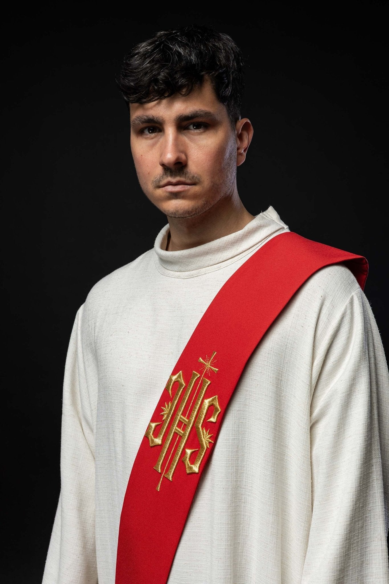 Estola diaconal roja con bordado IHS y Cruz