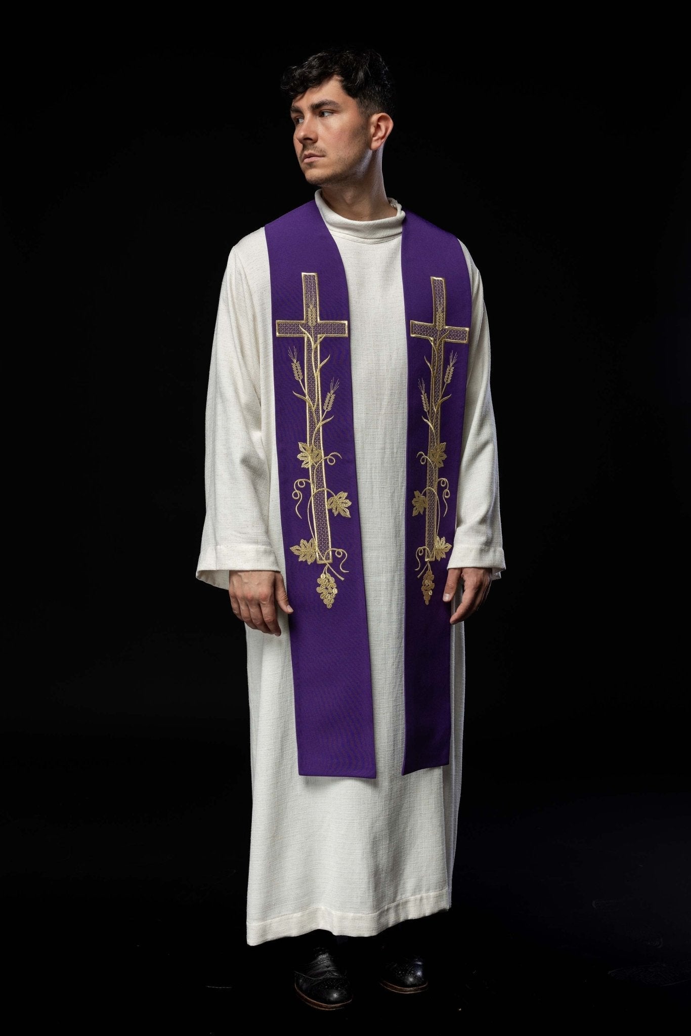 Estola morada con bordado Cruz