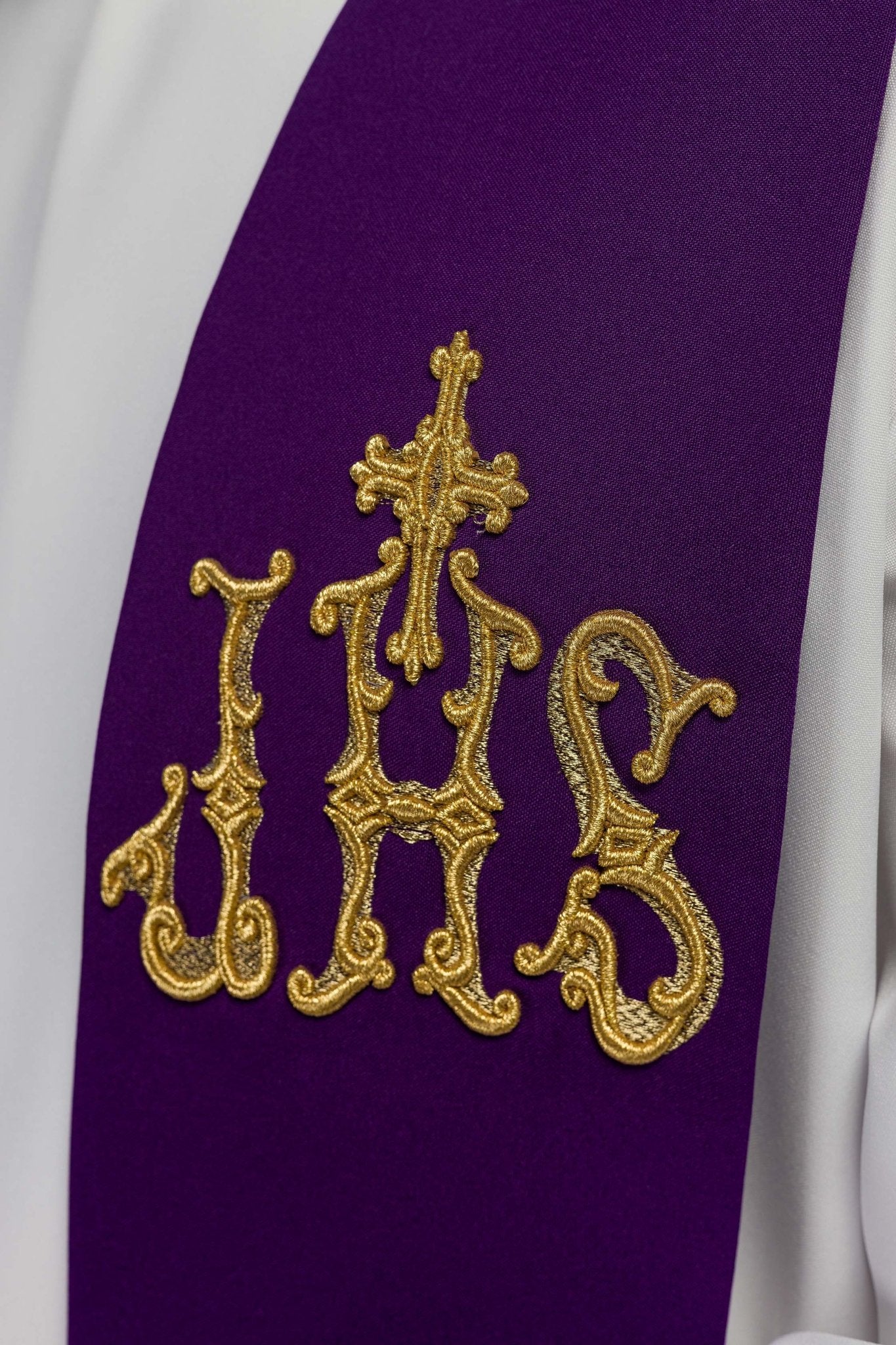 Estola morada con bordado Cruz e IHS
