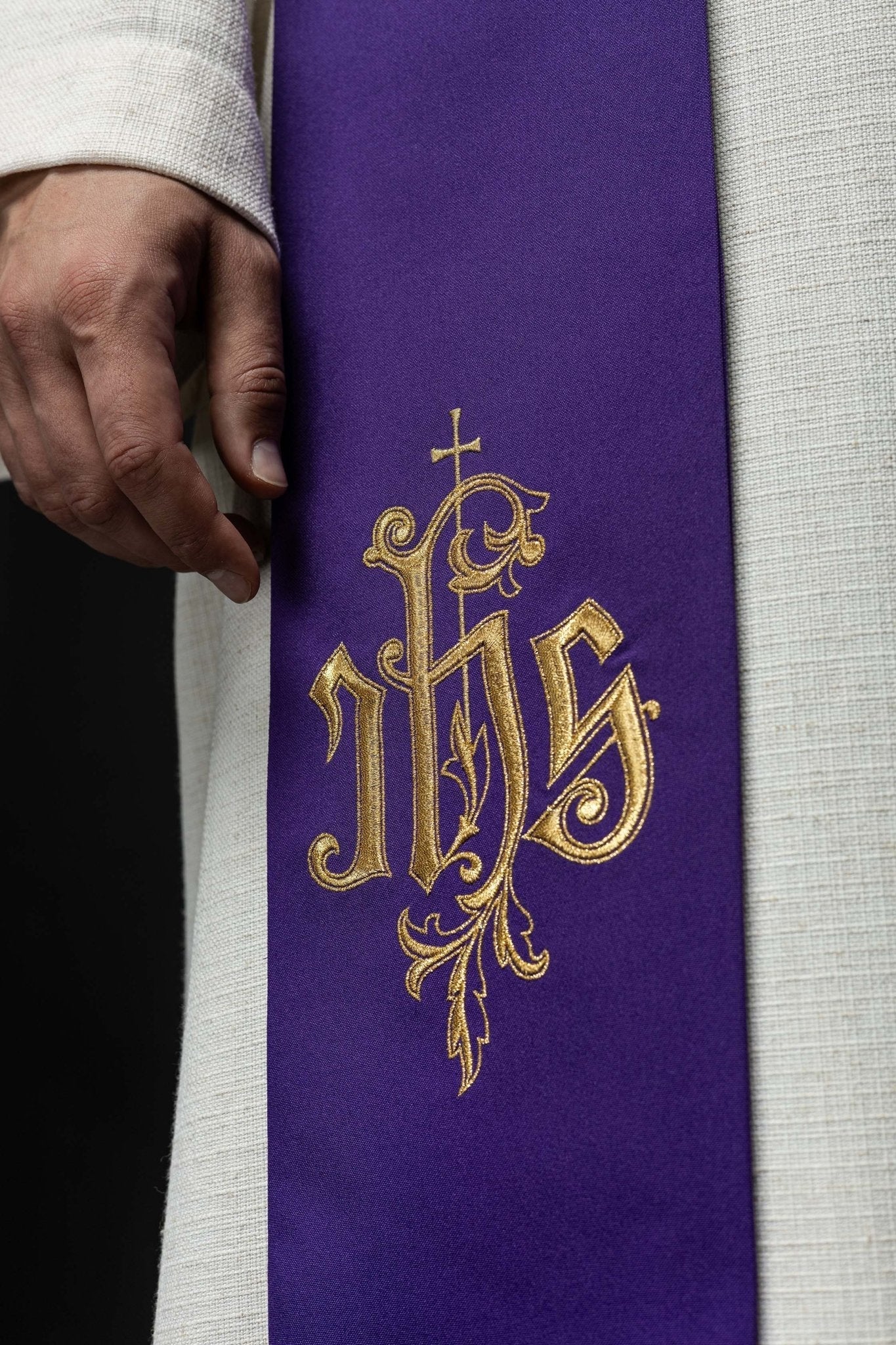 Estola morada con bordado IHS
