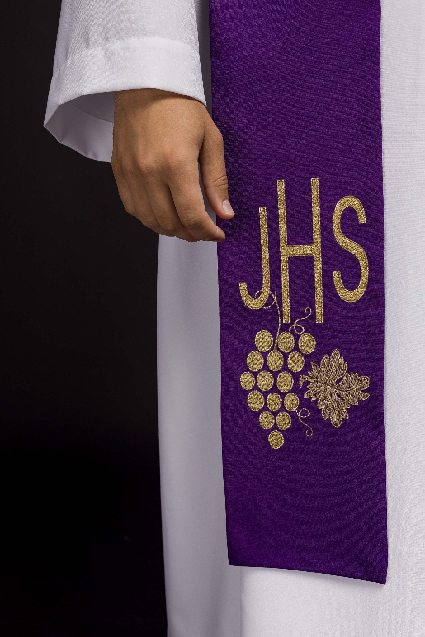 Estola morada con bordado IHS y Uvas