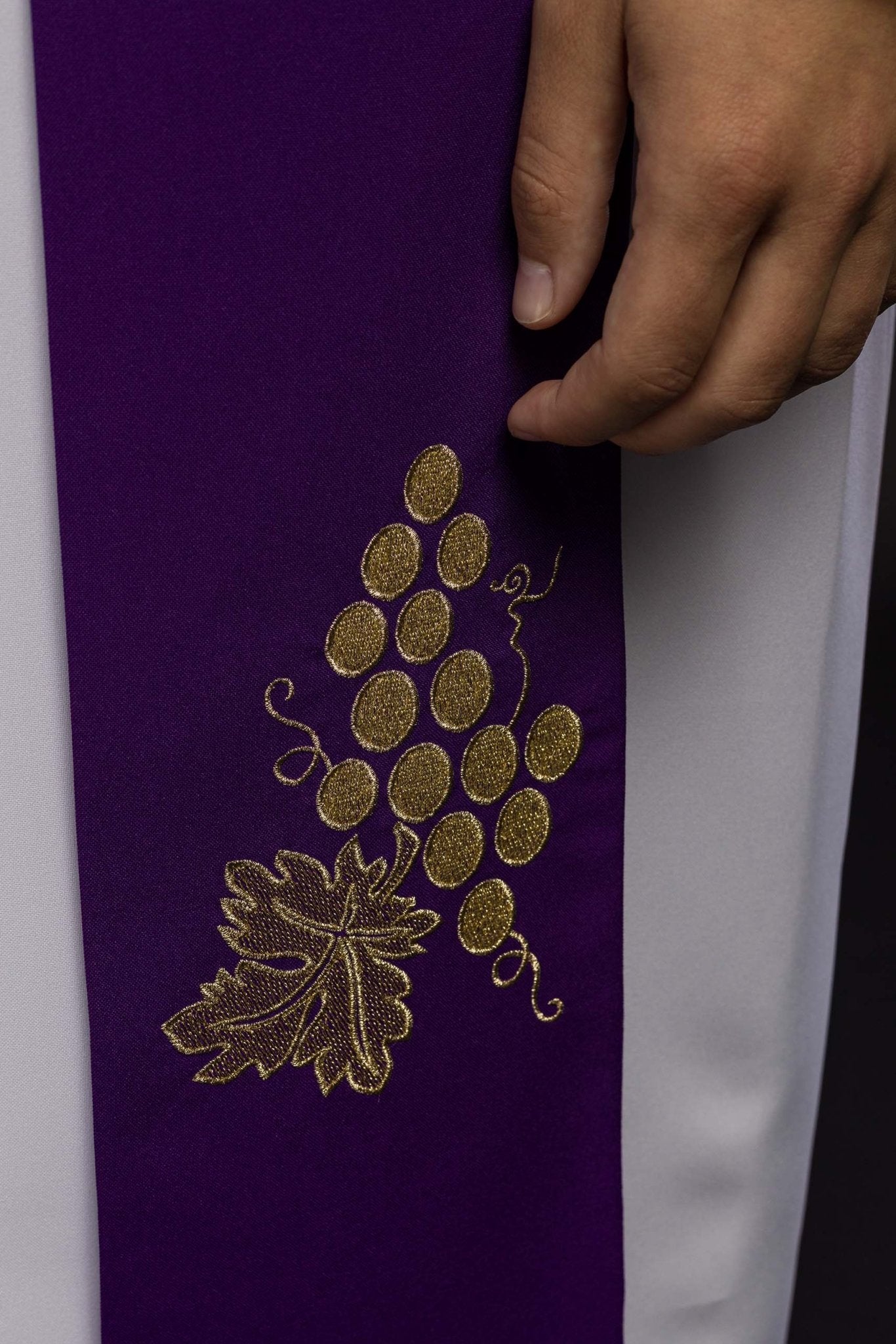Estola morada con bordado IHS y Uvas