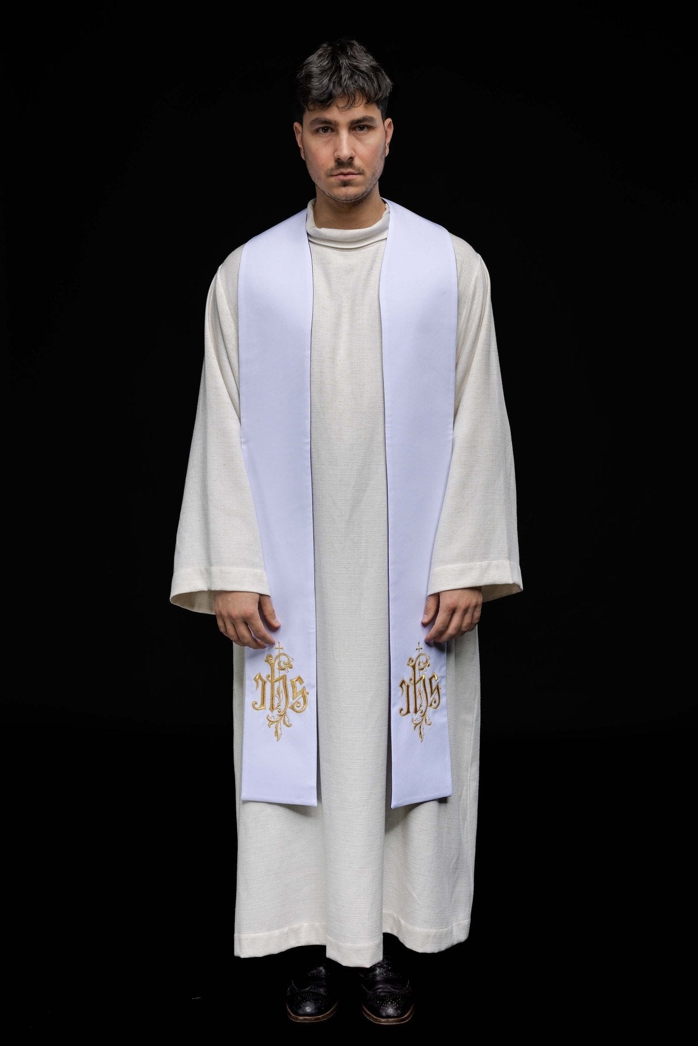 Estola reversible morada-blanca bordado IHS