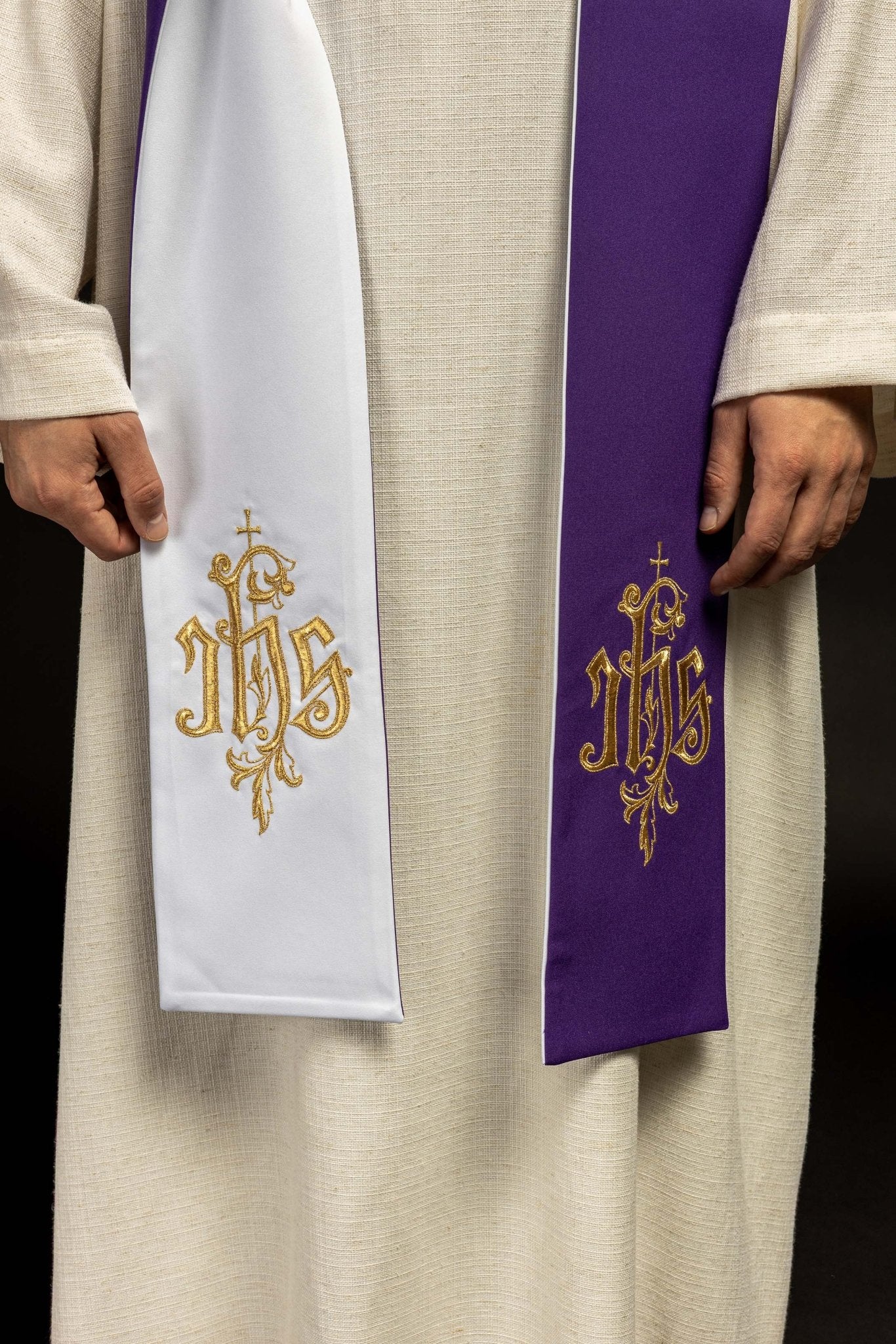 Estola reversible morada-blanca bordado IHS