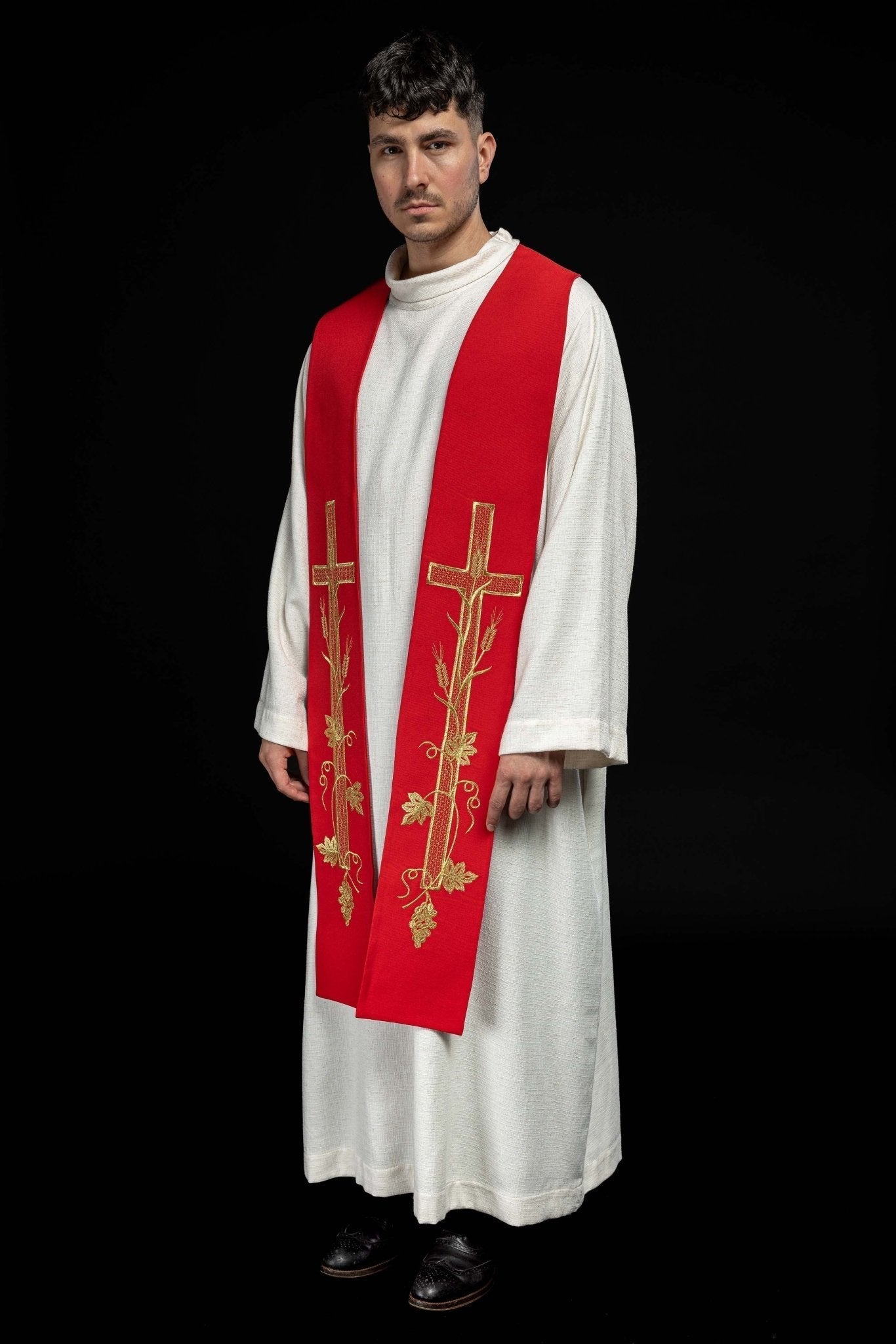 Estola roja con bordado Cruz