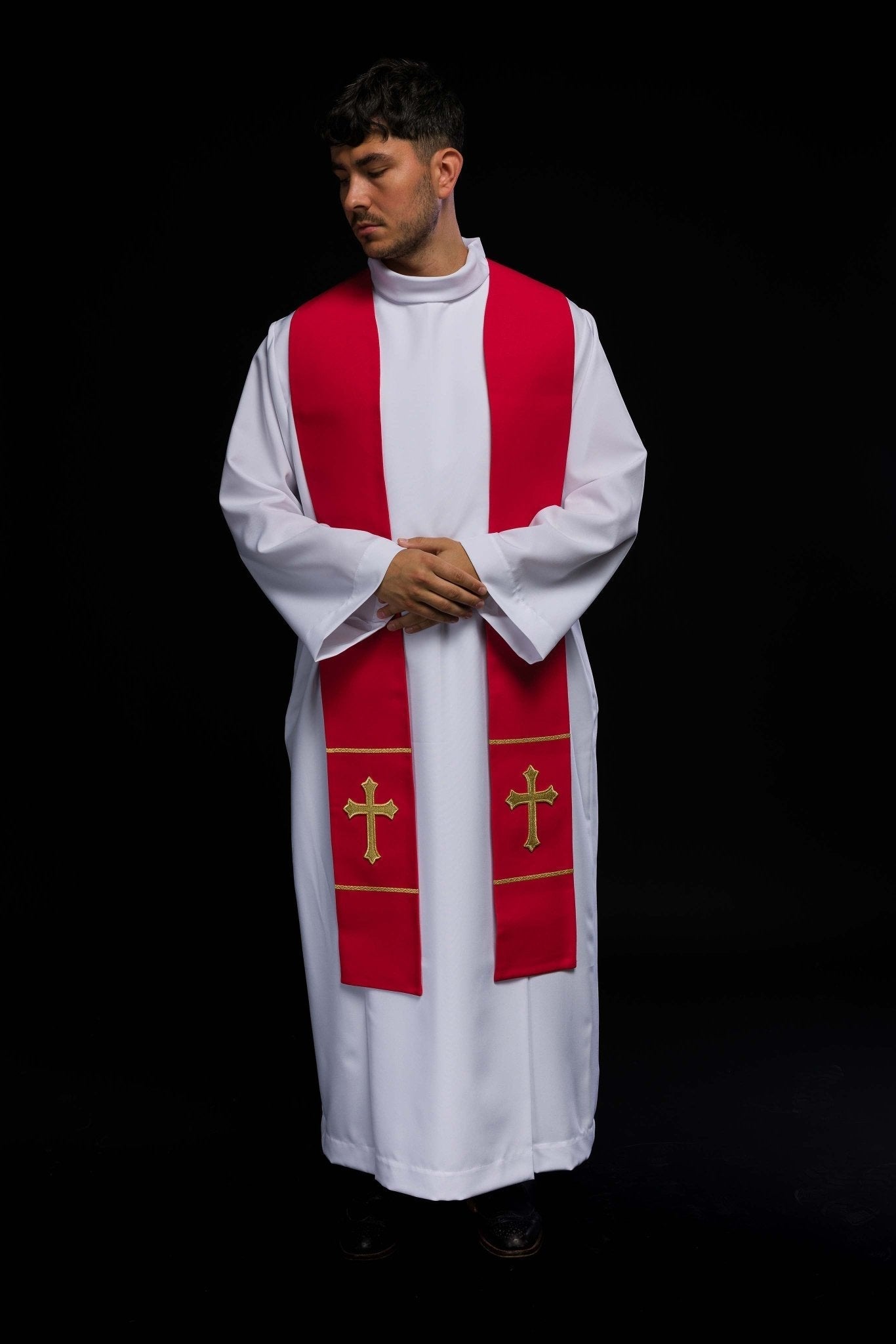 Estola roja con bordado Cruz