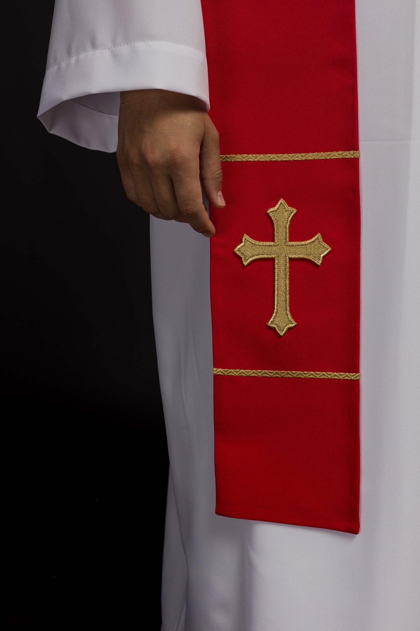 Estola roja con bordado Cruz