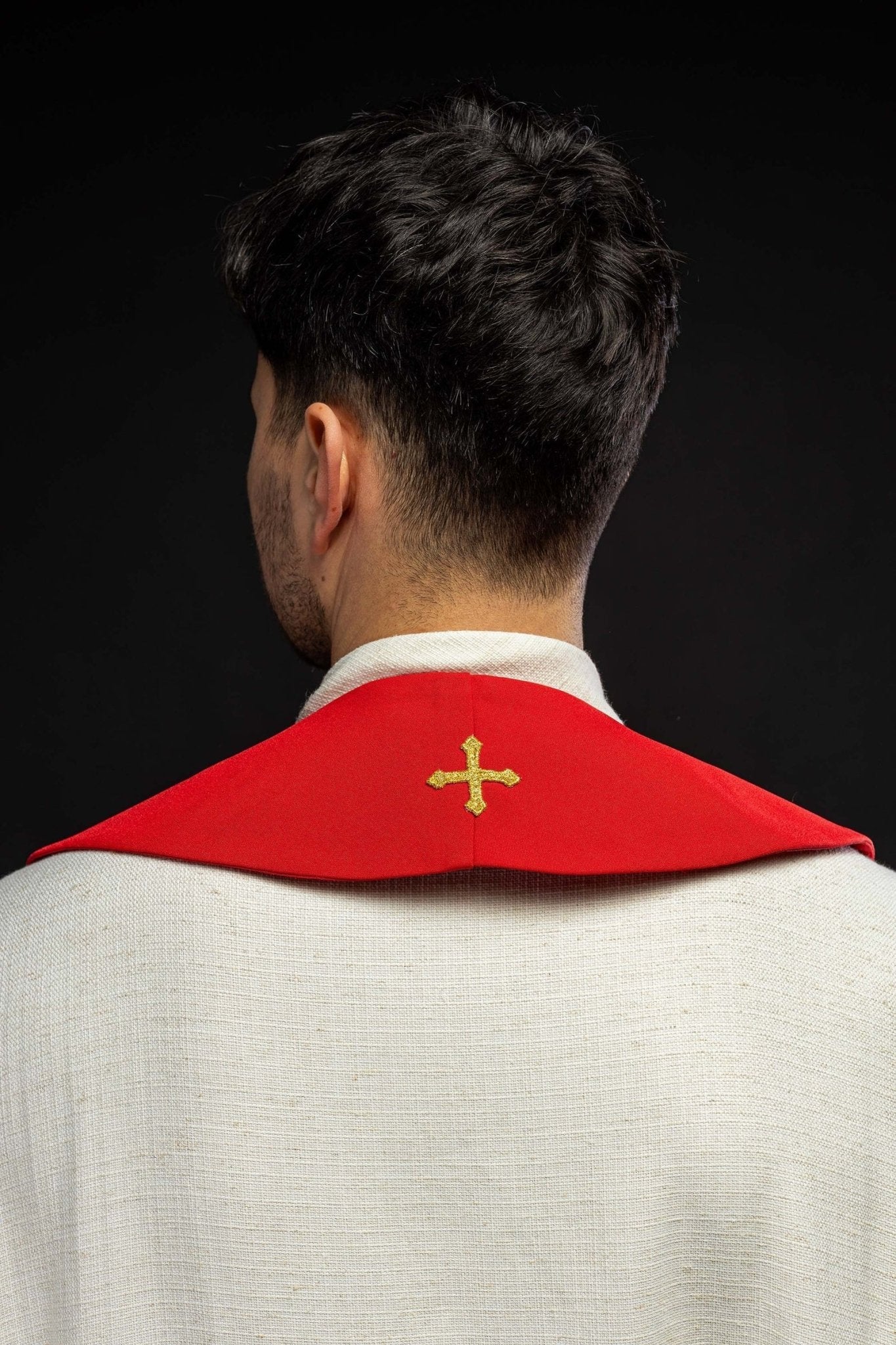 Estola roja con bordado Cruz