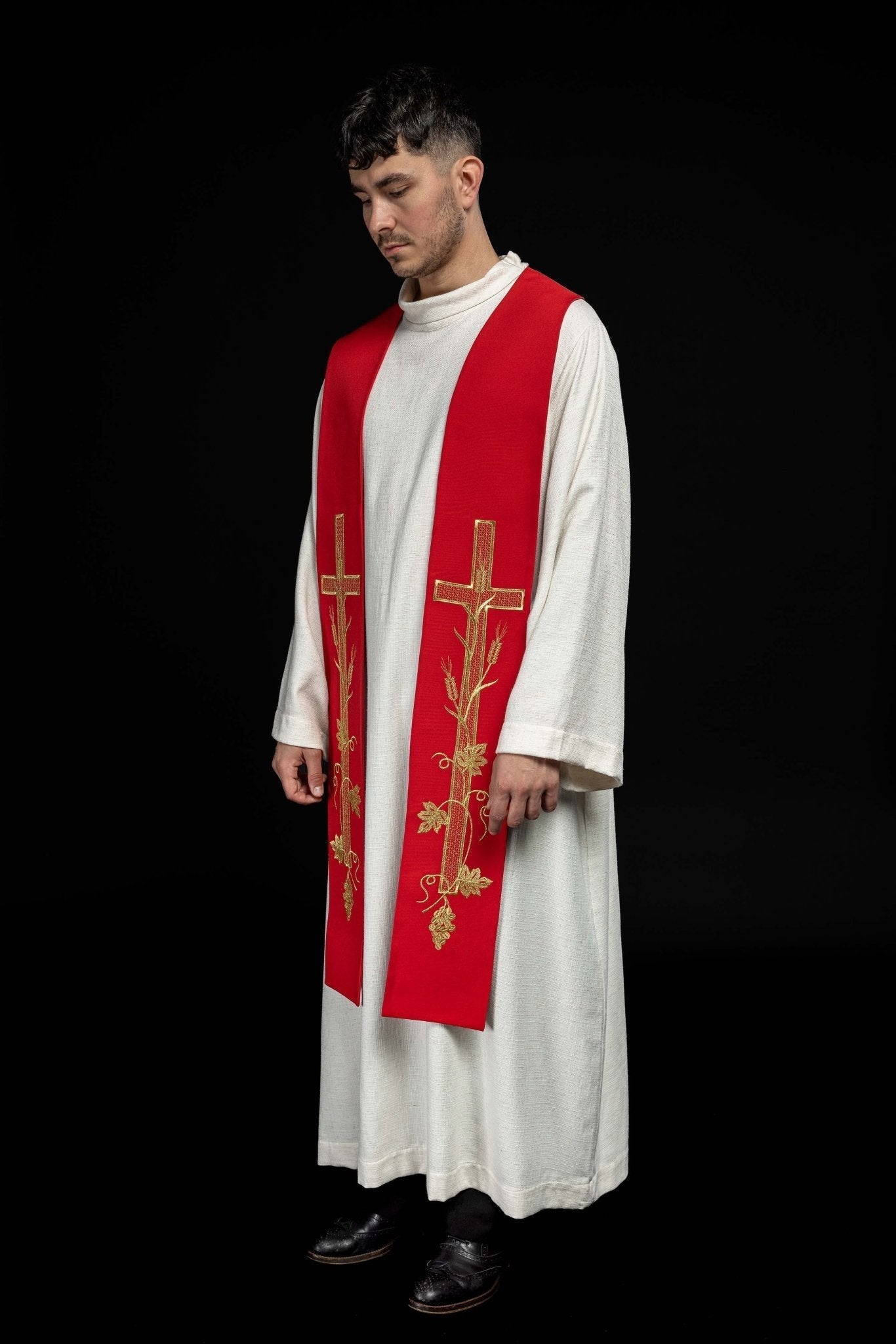 Estola roja con bordado Cruz