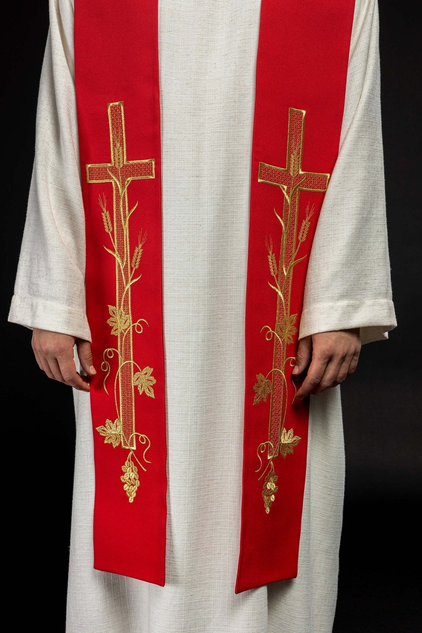 Estola roja con bordado Cruz