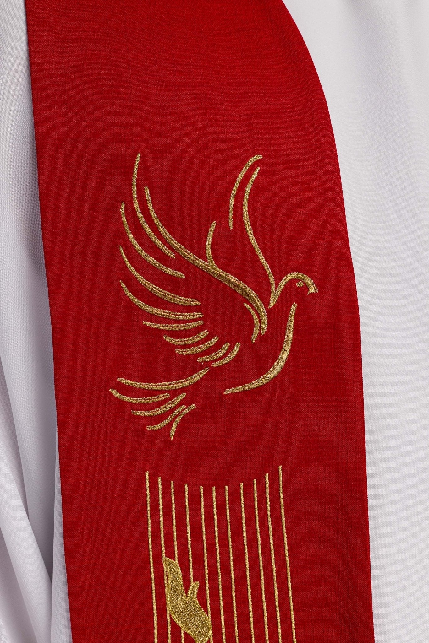 Estola roja con bordado Espíritu Santo