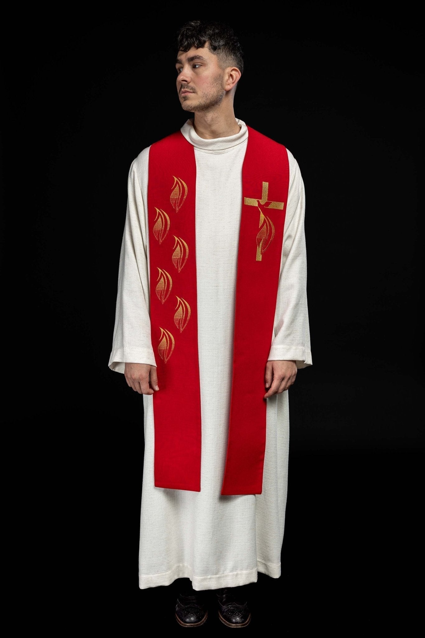 Estola roja con bordado Espíritu Santo, Cruz y Fuego