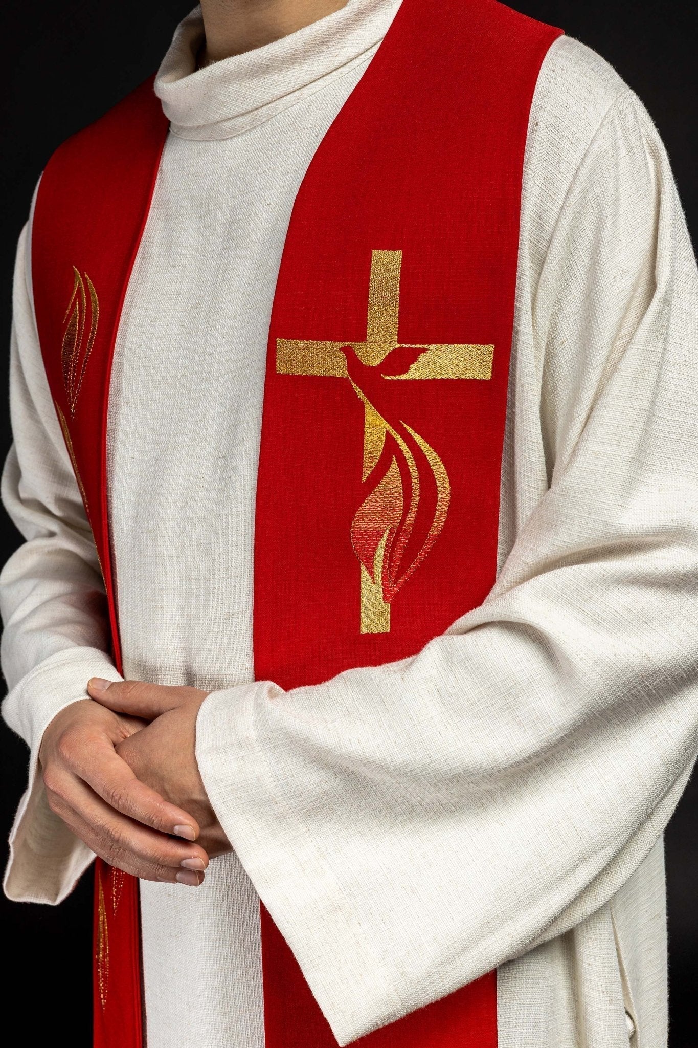Estola roja con bordado Espíritu Santo, Cruz y Fuego