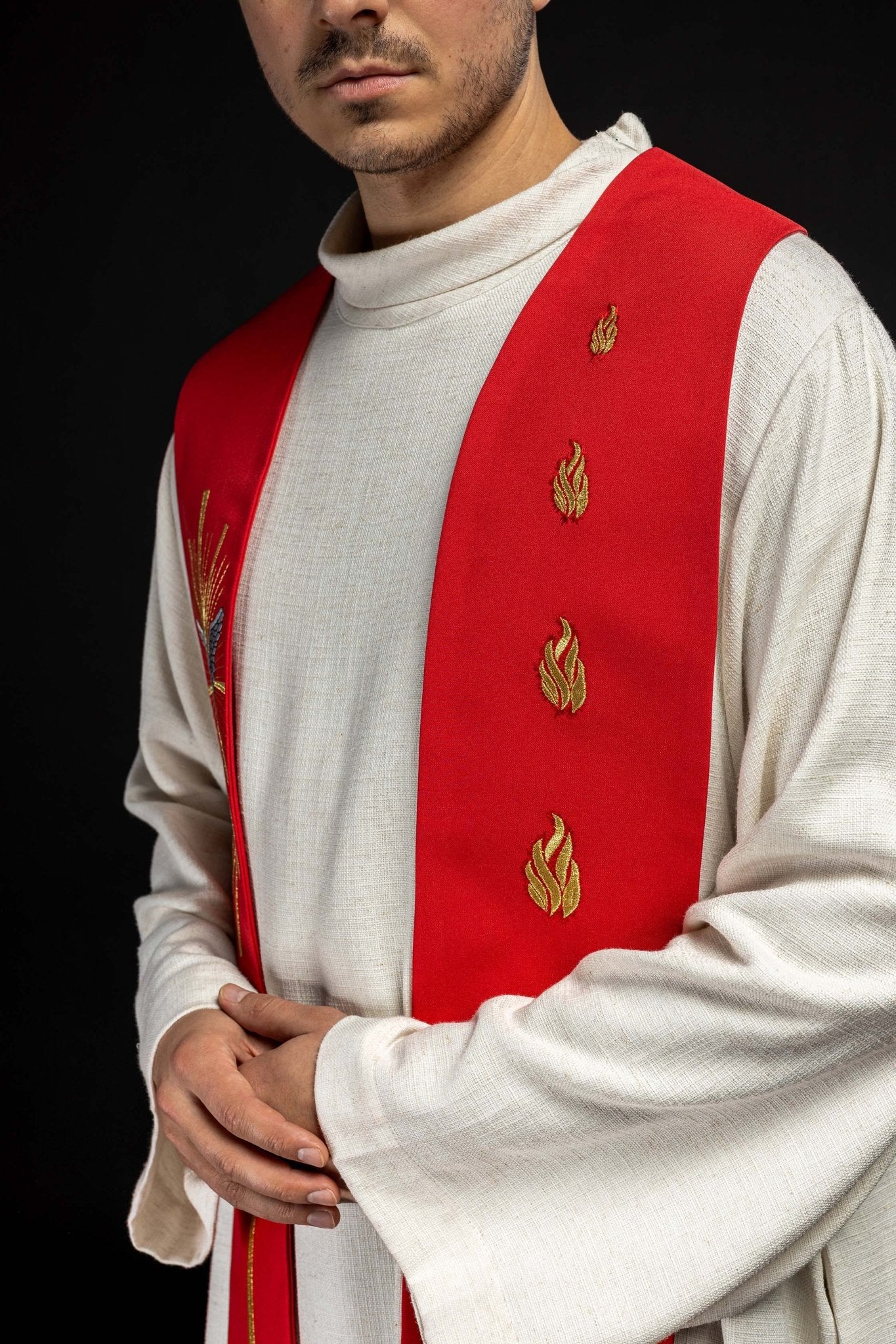Estola roja con bordado Espíritu Santo y Fuego