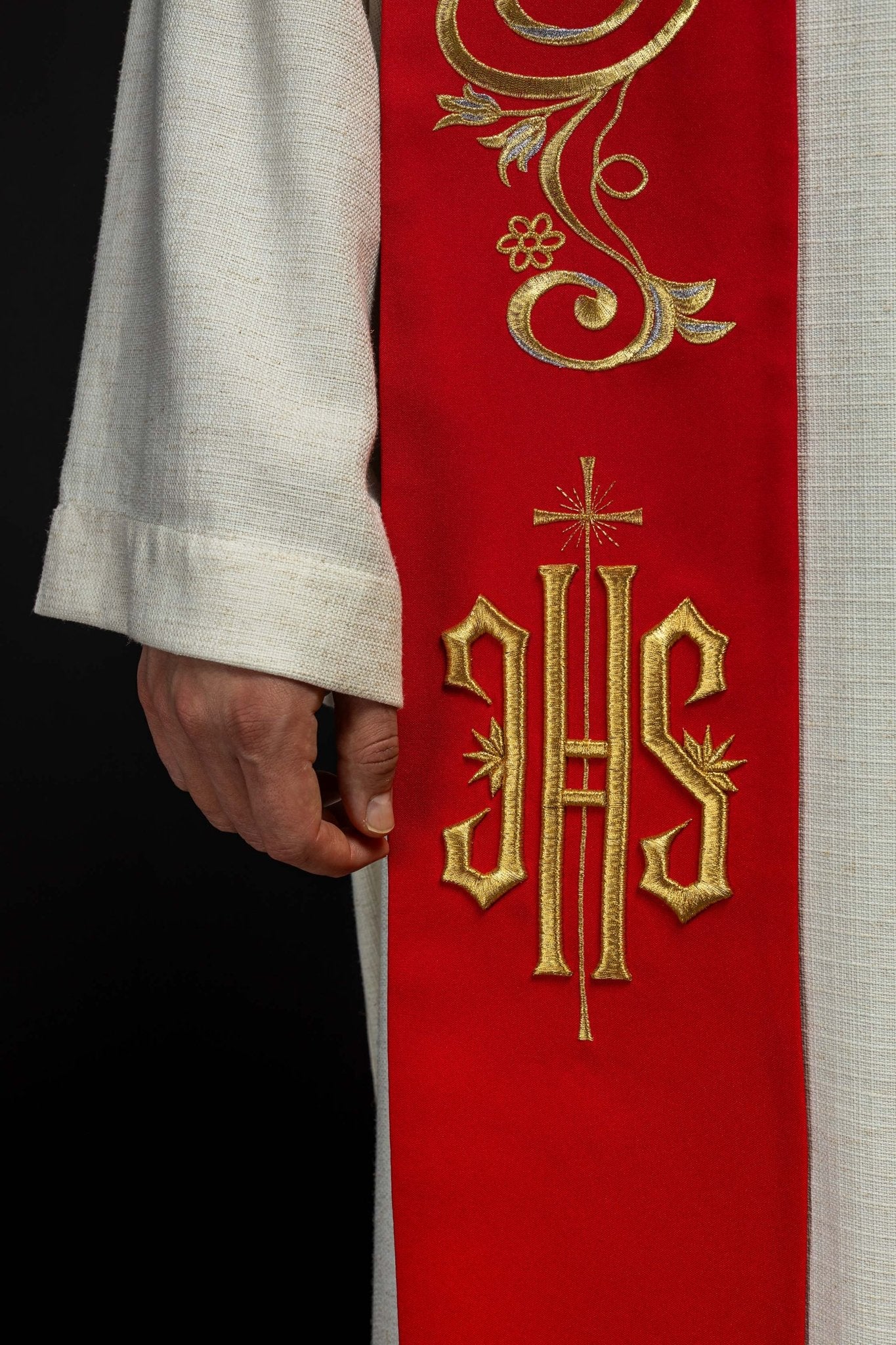 Estola roja con bordado IHS