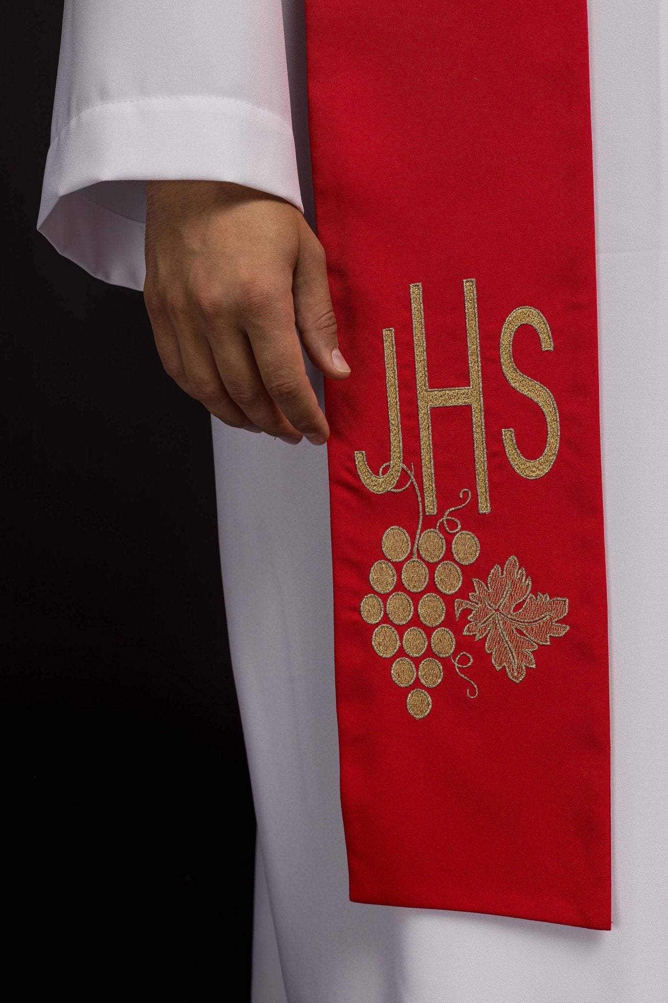 Estola roja con bordado IHS y Uvas