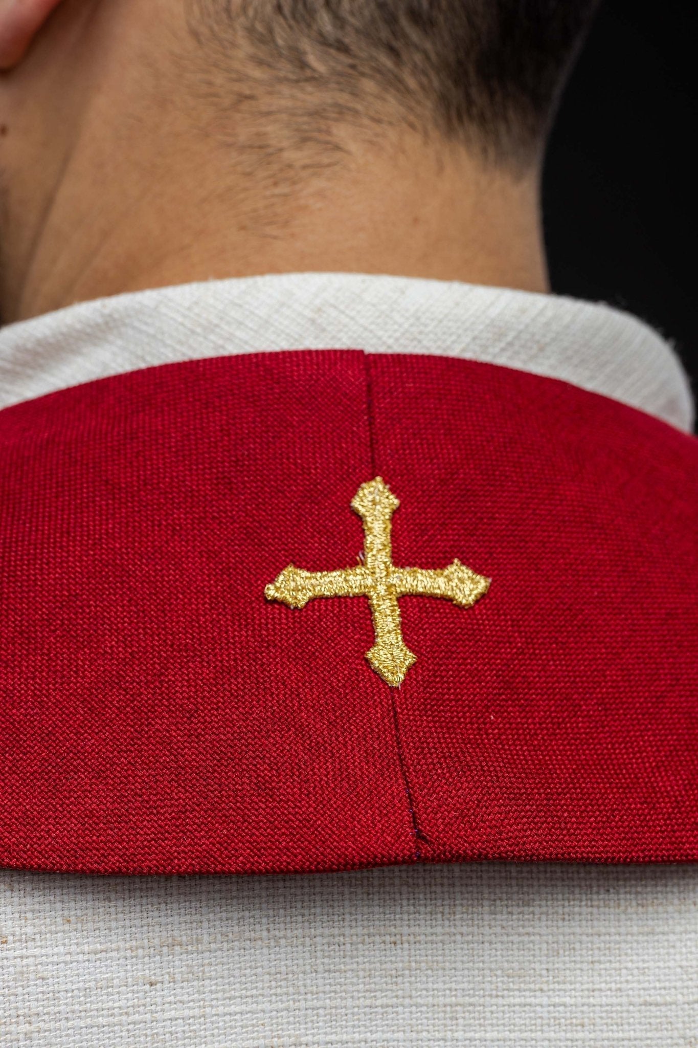 Estola bordada con símbolo de cruz de terciopelo roja