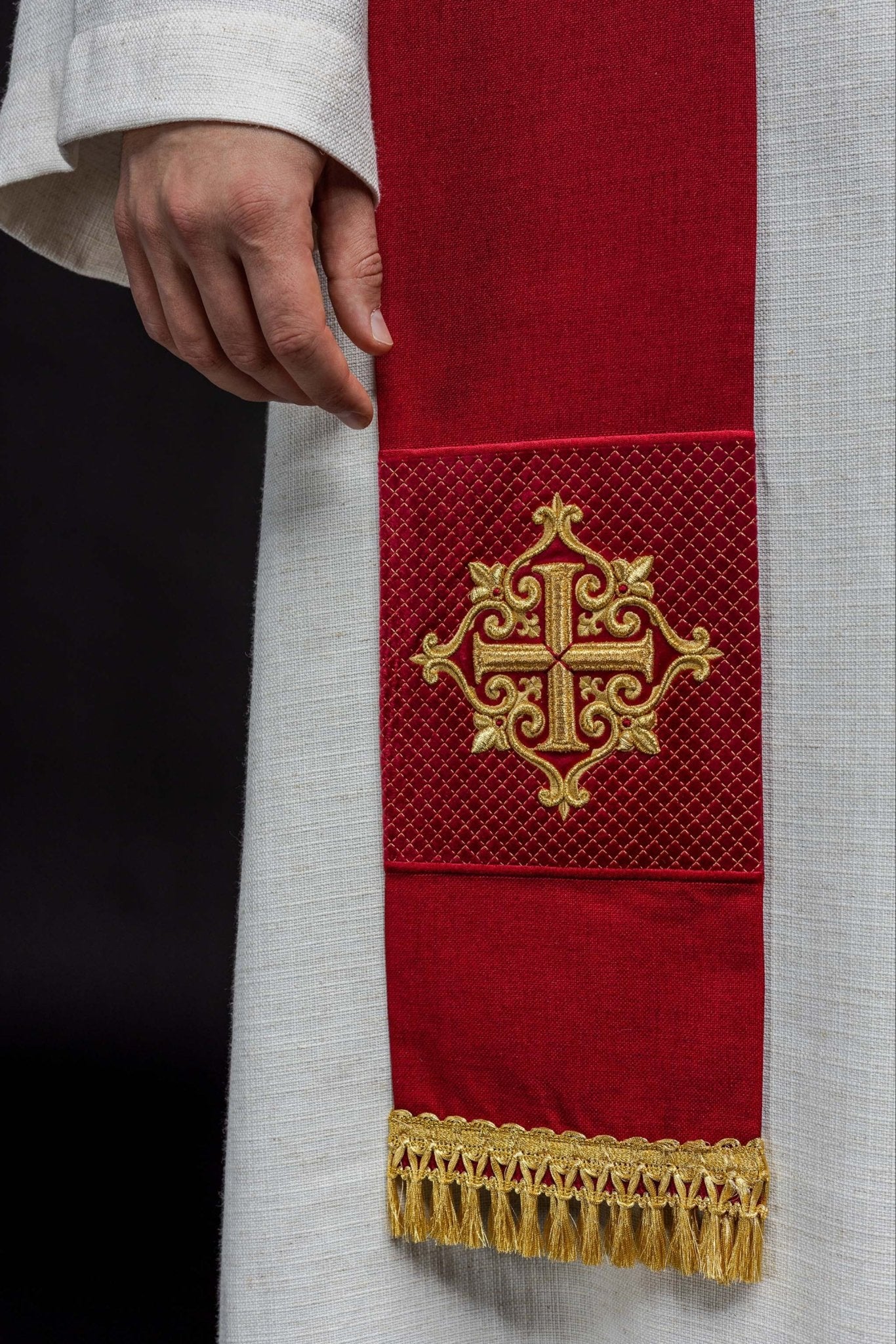 Estola bordada con símbolo de cruz de terciopelo roja