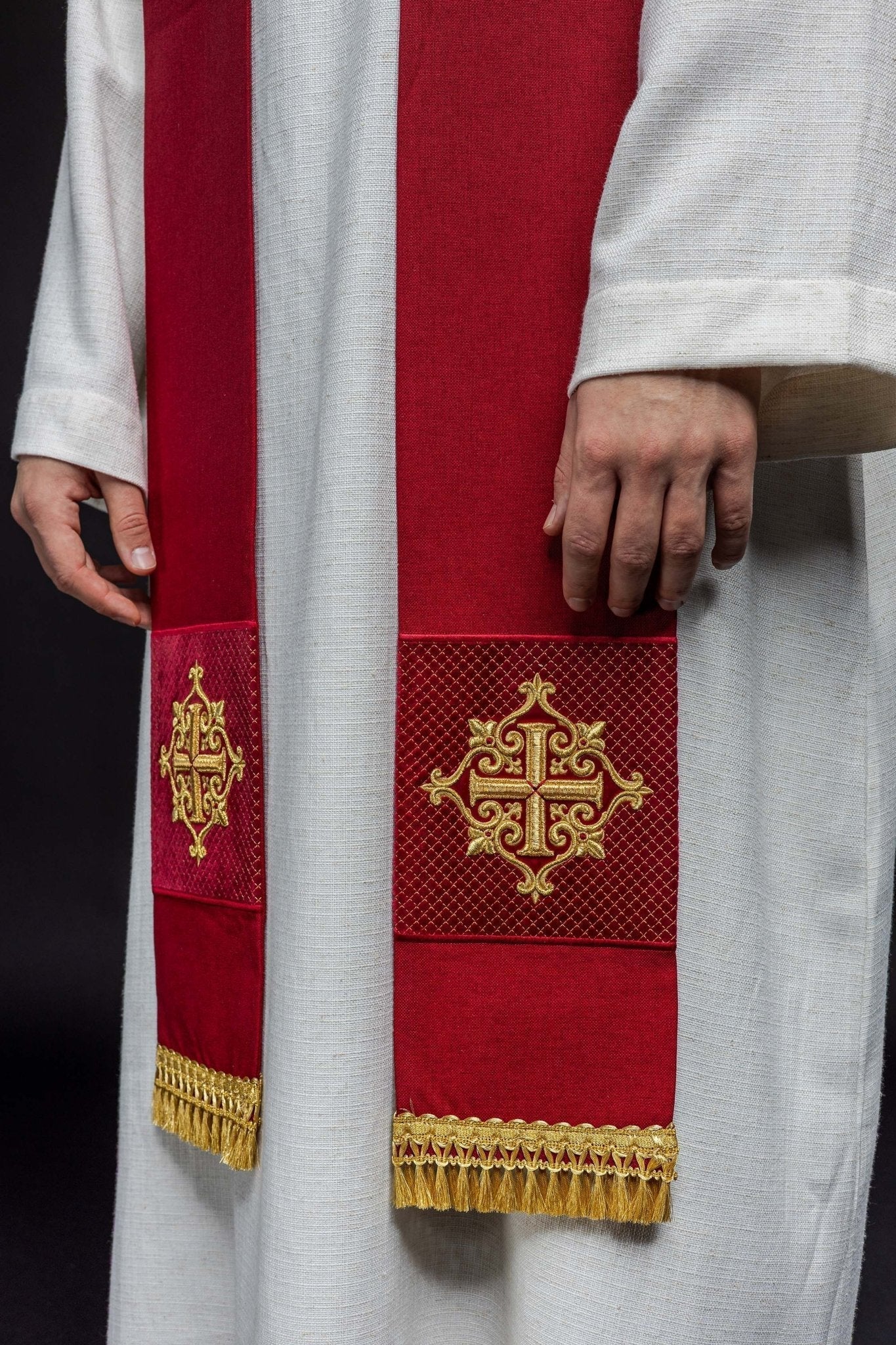 Estola bordada con símbolo de cruz de terciopelo roja