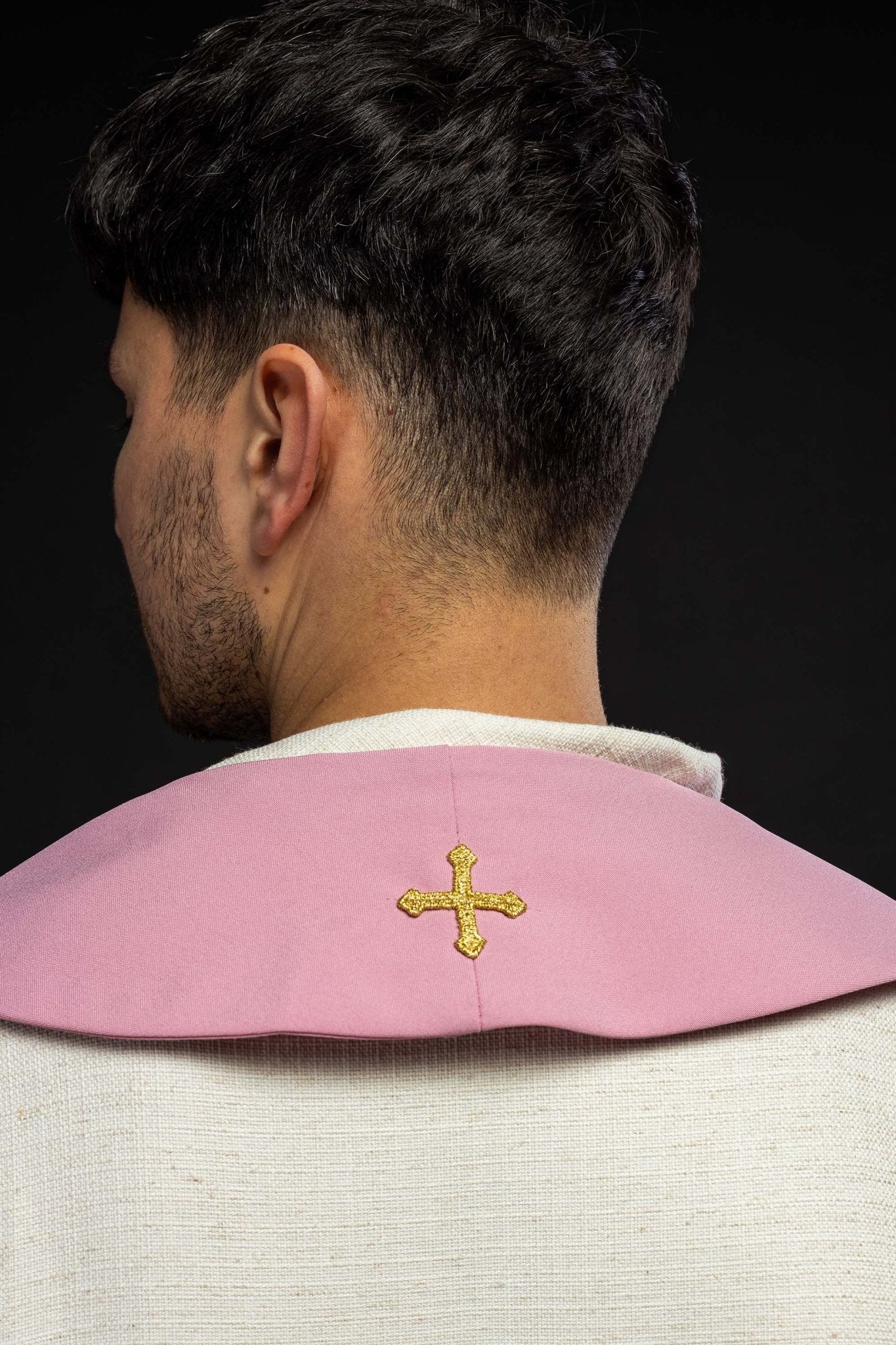 Estola rosa con bordado IHS
