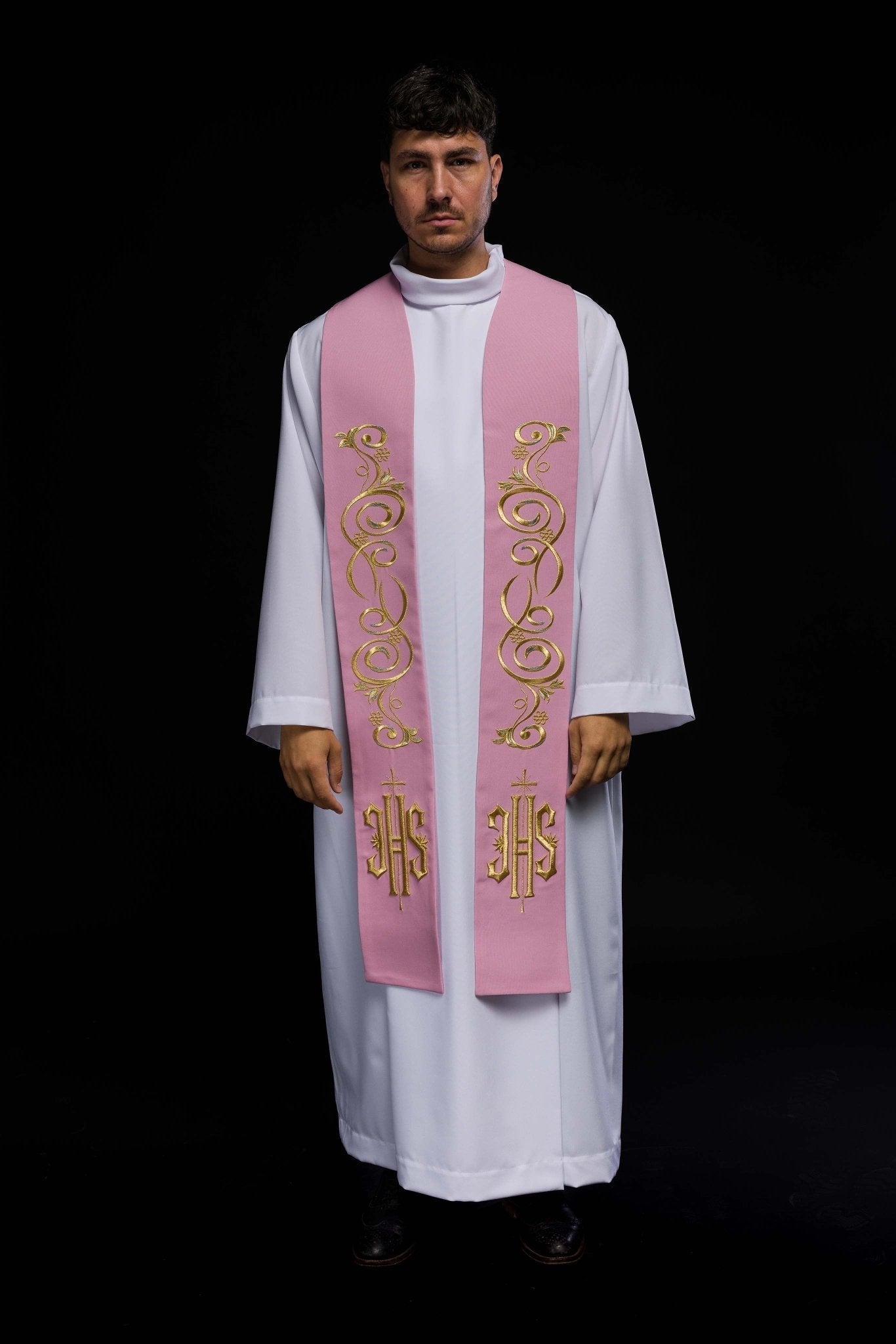 Estola rosa con bordado IHS
