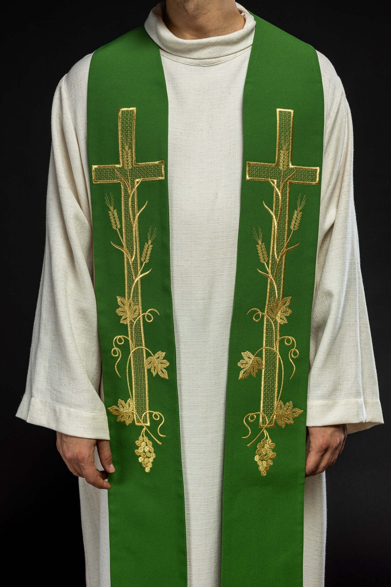 Estola verde con bordado Cruz