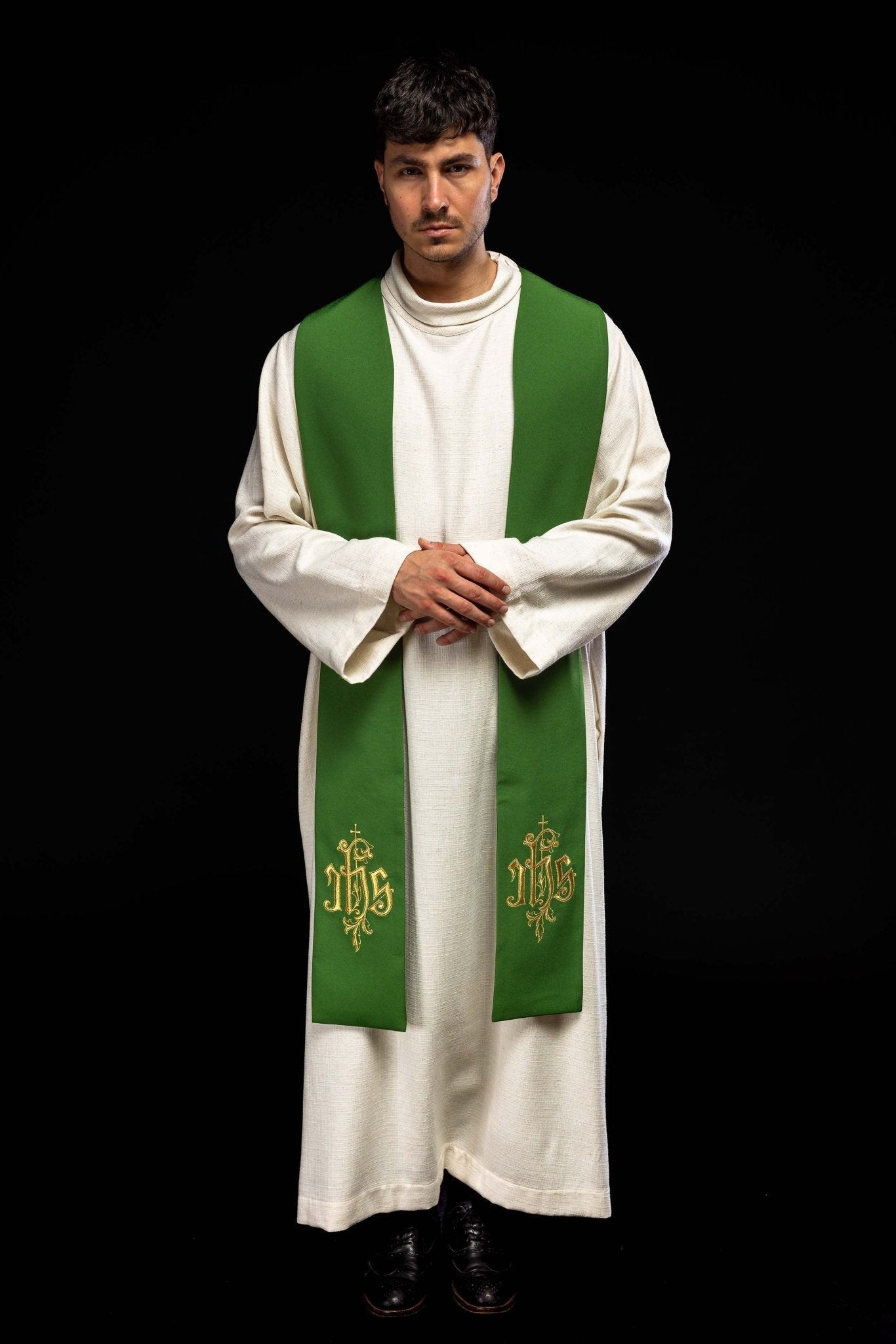 Estola verde con bordado IHS