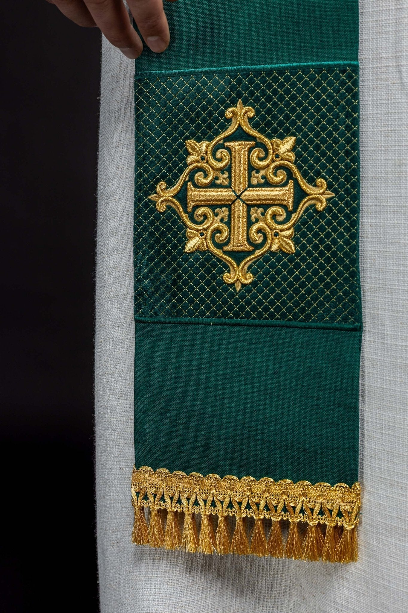 Estola bordada con símbolo de cruz de terciopelo verde