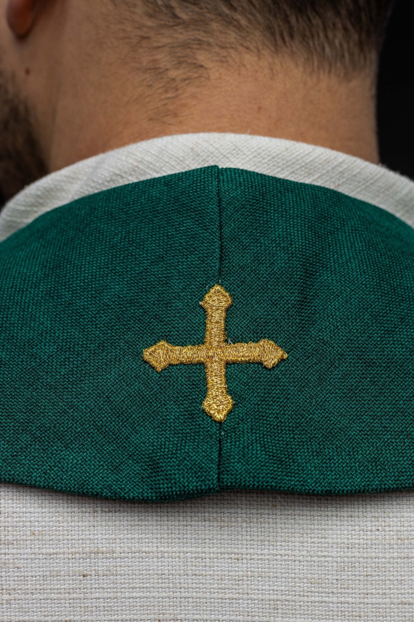 Estola bordada con símbolo de cruz de terciopelo verde