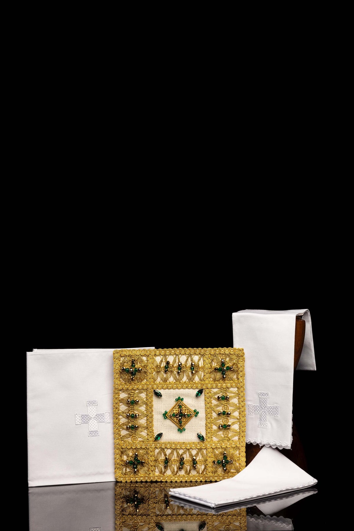 Juego de altar hecho a mano con piedras naturales, vista completa con bordado dorado y piedras verdes