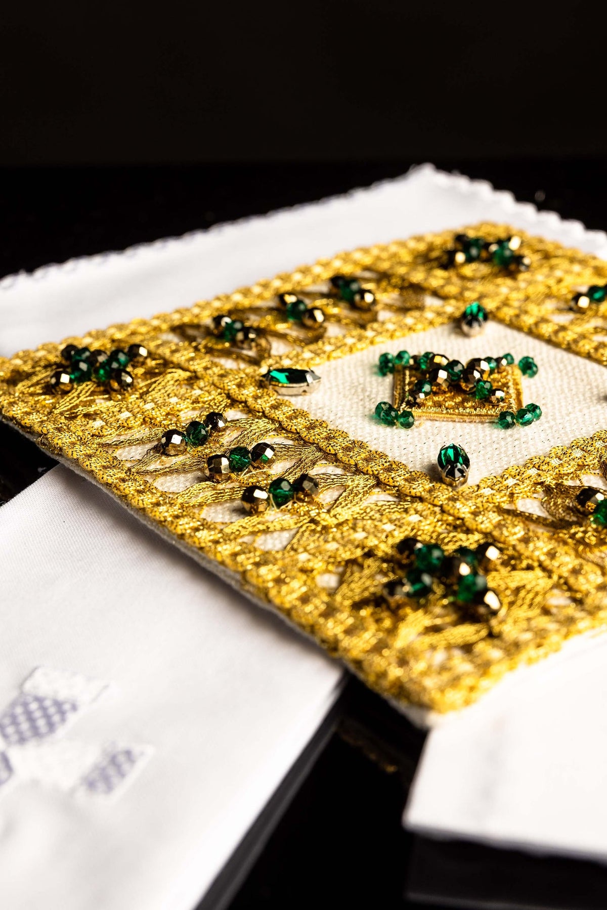 Juego de altar con detalle de bordado dorado, piedras verdes y paños blancos