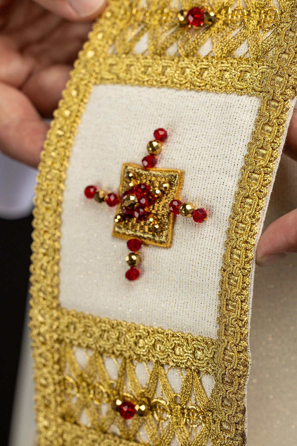 Casulla Handmade 7005 detalle de cruz central con piedras rojas y galón dorado