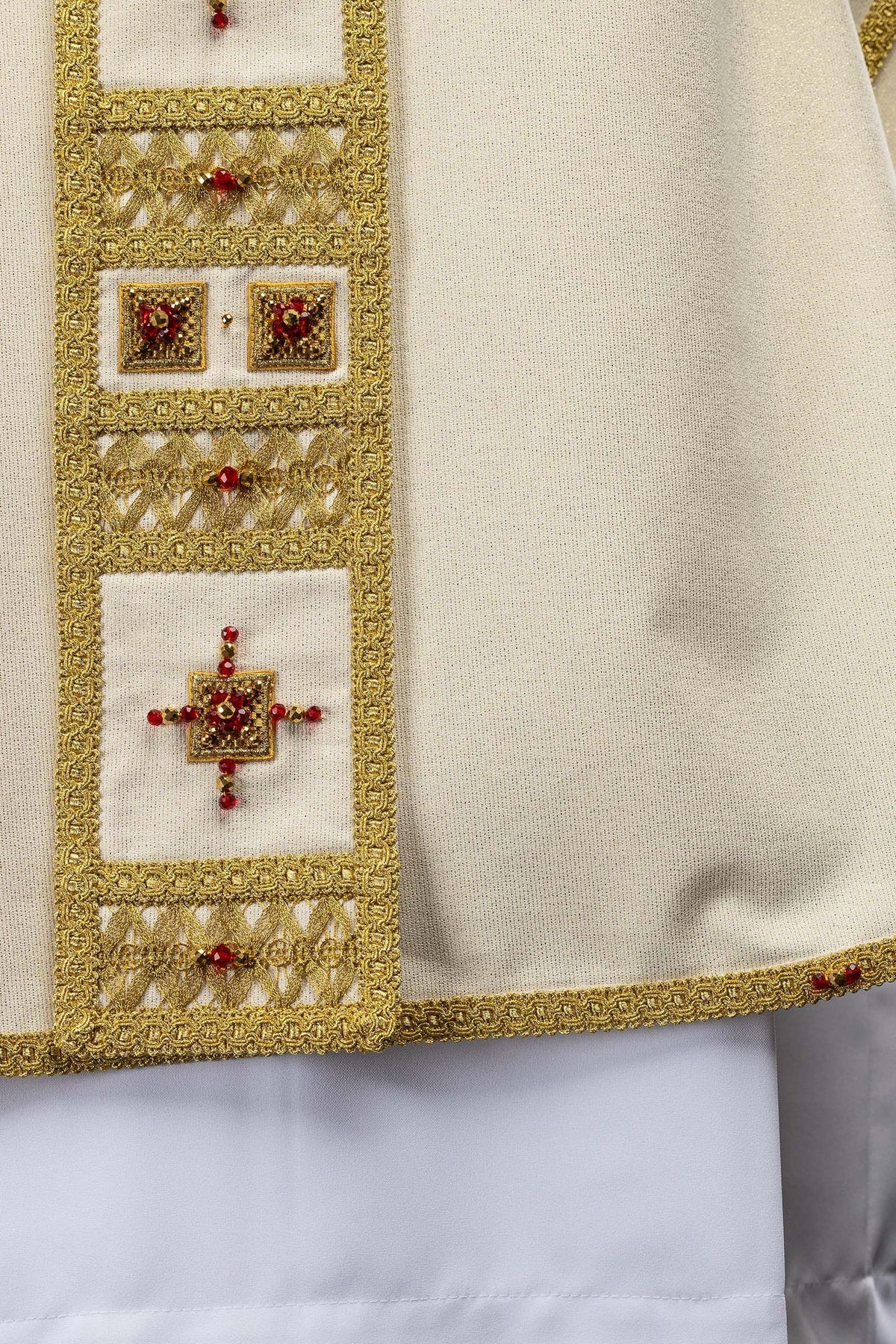 Casulla Handmade 7005 detalle de manga color marfil con ribete dorado