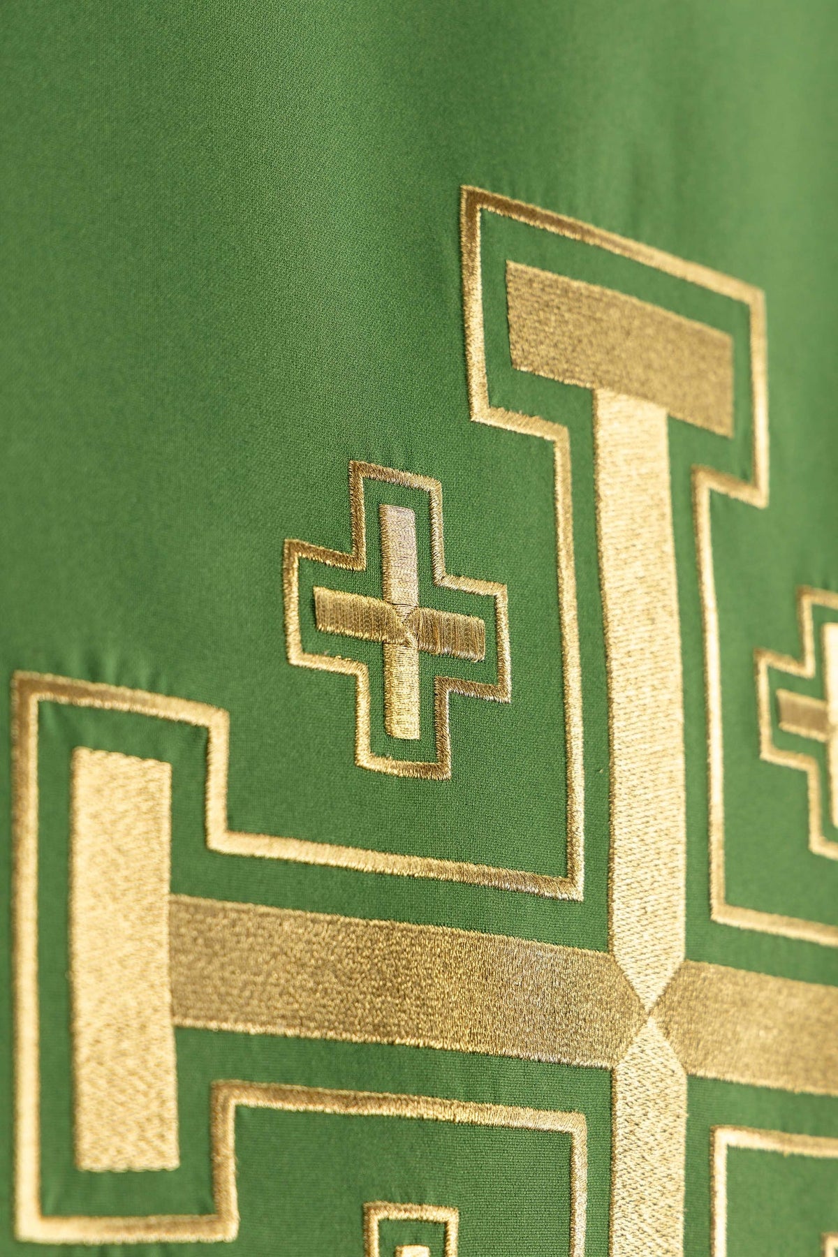 Cubre ambón verde, detalle lateral del bordado de la Cruz de Jerusalén