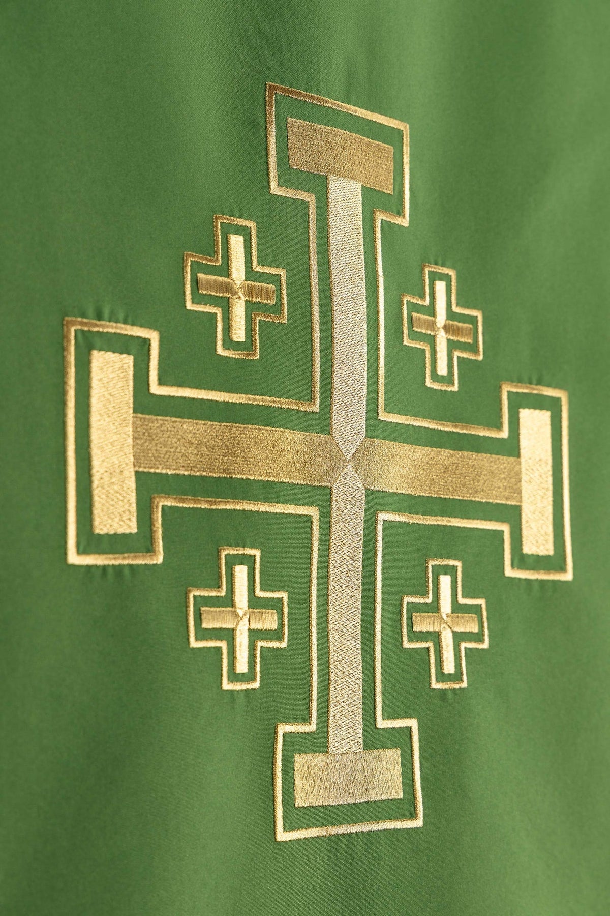 Cubre ambón verde, detalle frontal del bordado de la Cruz de Jerusalén