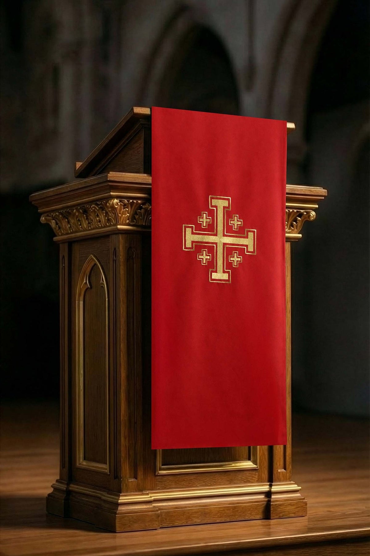 Cubre ambón rojo con bordado de la Cruz de Jerusalén, vista frontal completa