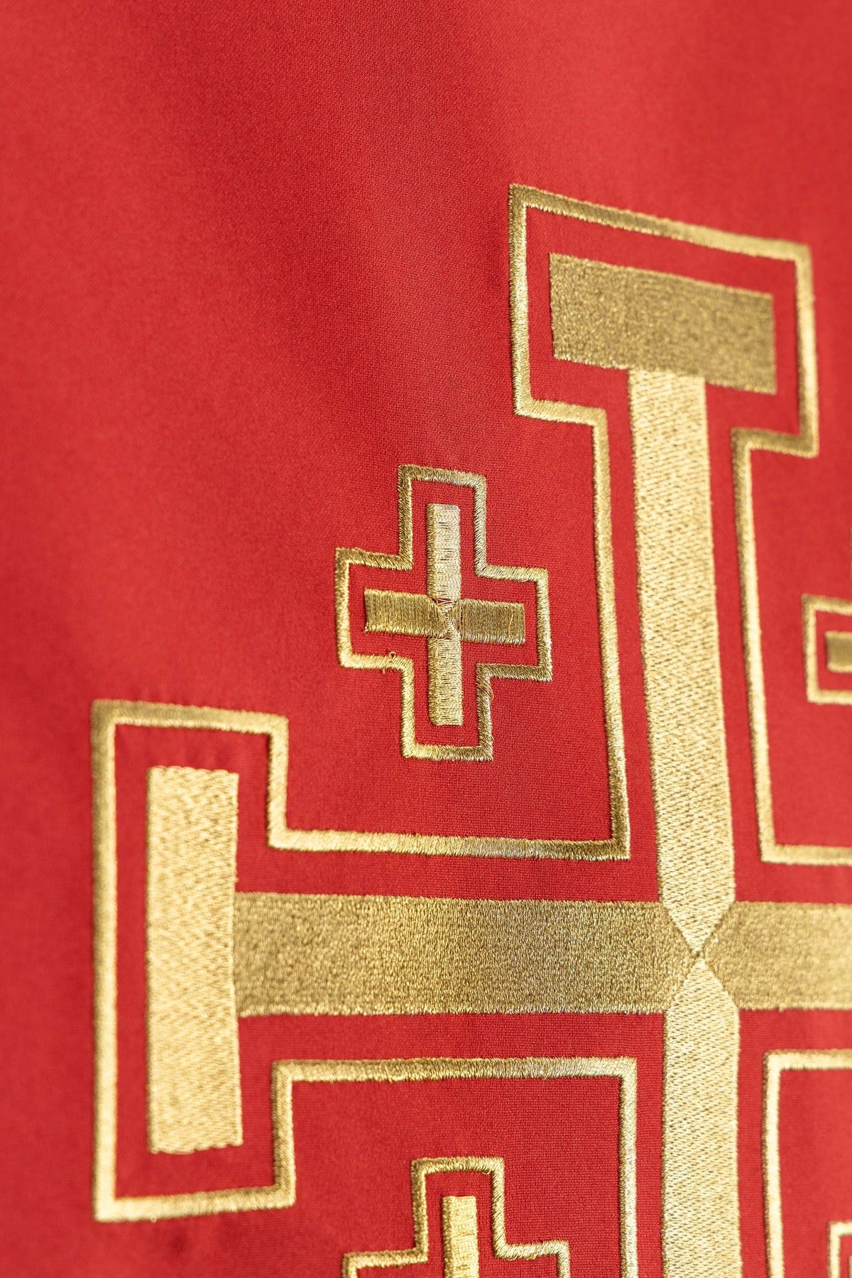 Cubre ambón rojo, detalle lateral del bordado de la Cruz de Jerusalén