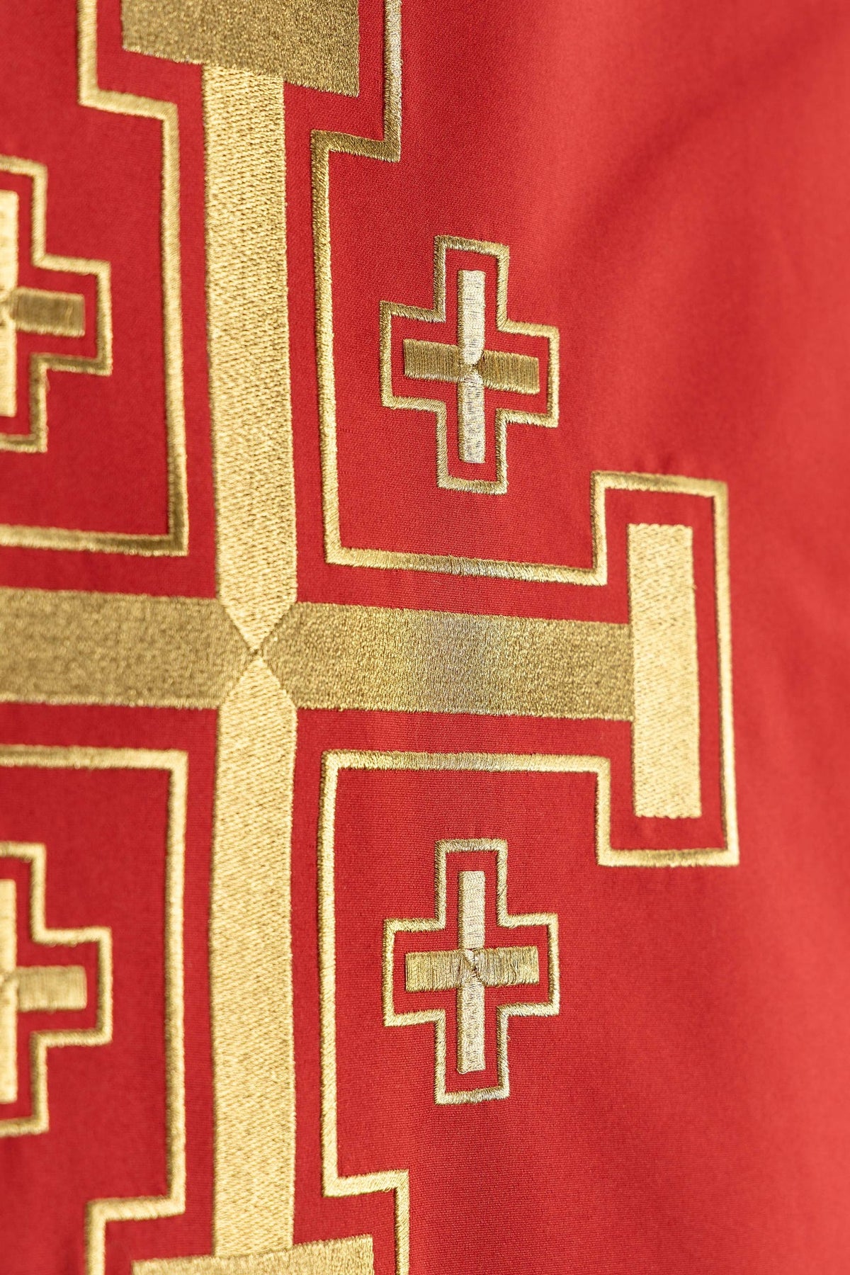 Cubre ambón rojo, detalle de las cruces pequeñas bordadas en dorado