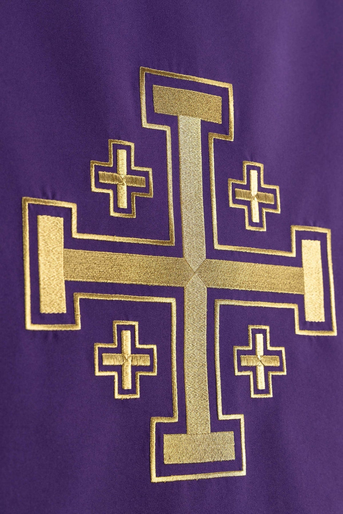 Cubre ambón morado, detalle cercano del bordado dorado de la Cruz de Jerusalén