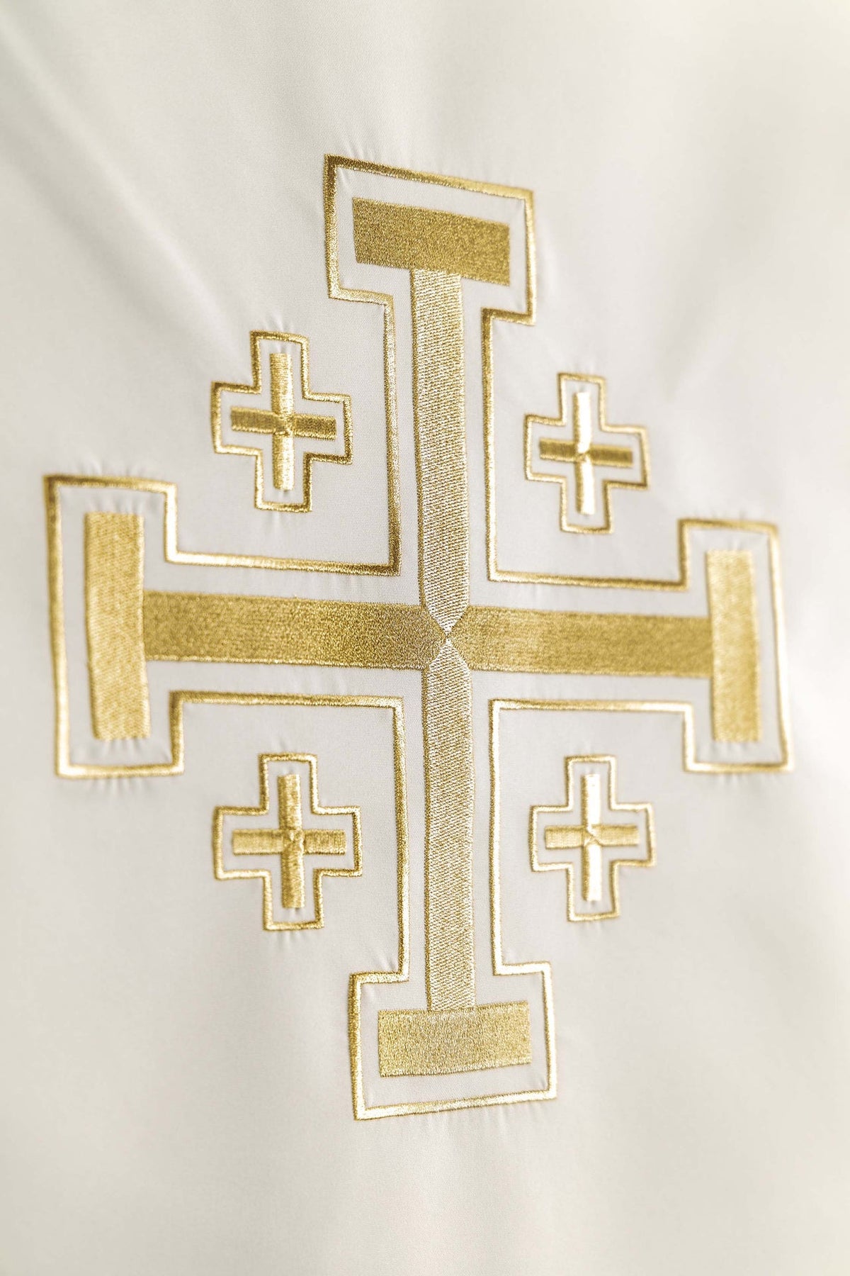 Cubre ambón con bordado de la Cruz de Jerusalén, detalle central dorado