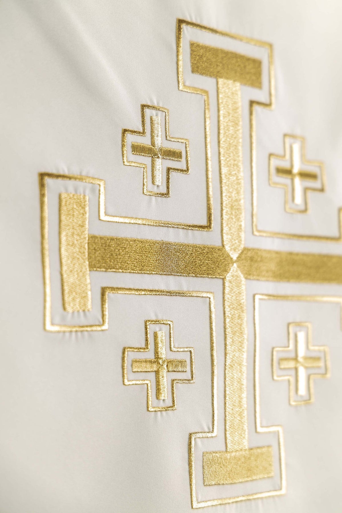 Cubre ambón con bordado de la Cruz de Jerusalén, detalle lateral de cruces doradas