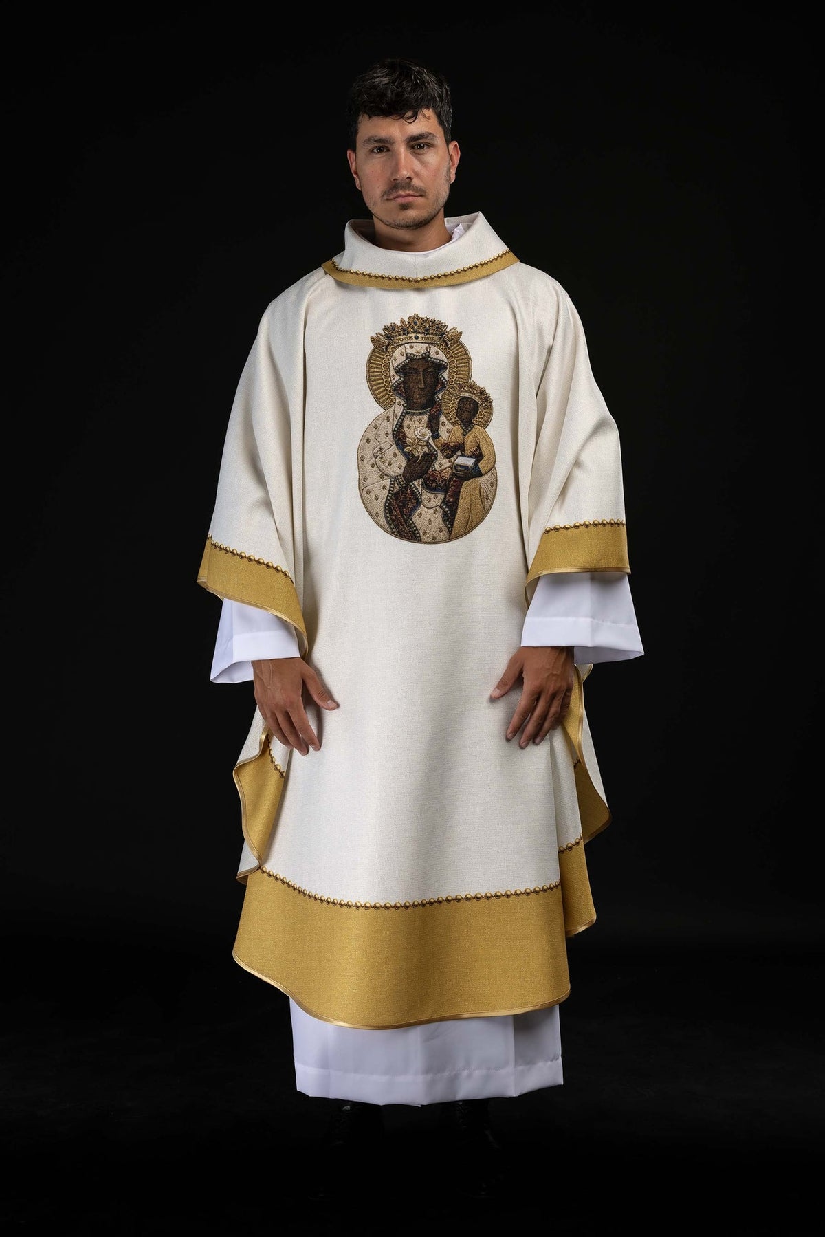 Casulla con imagen frontal de Virgen María y bordes dorados