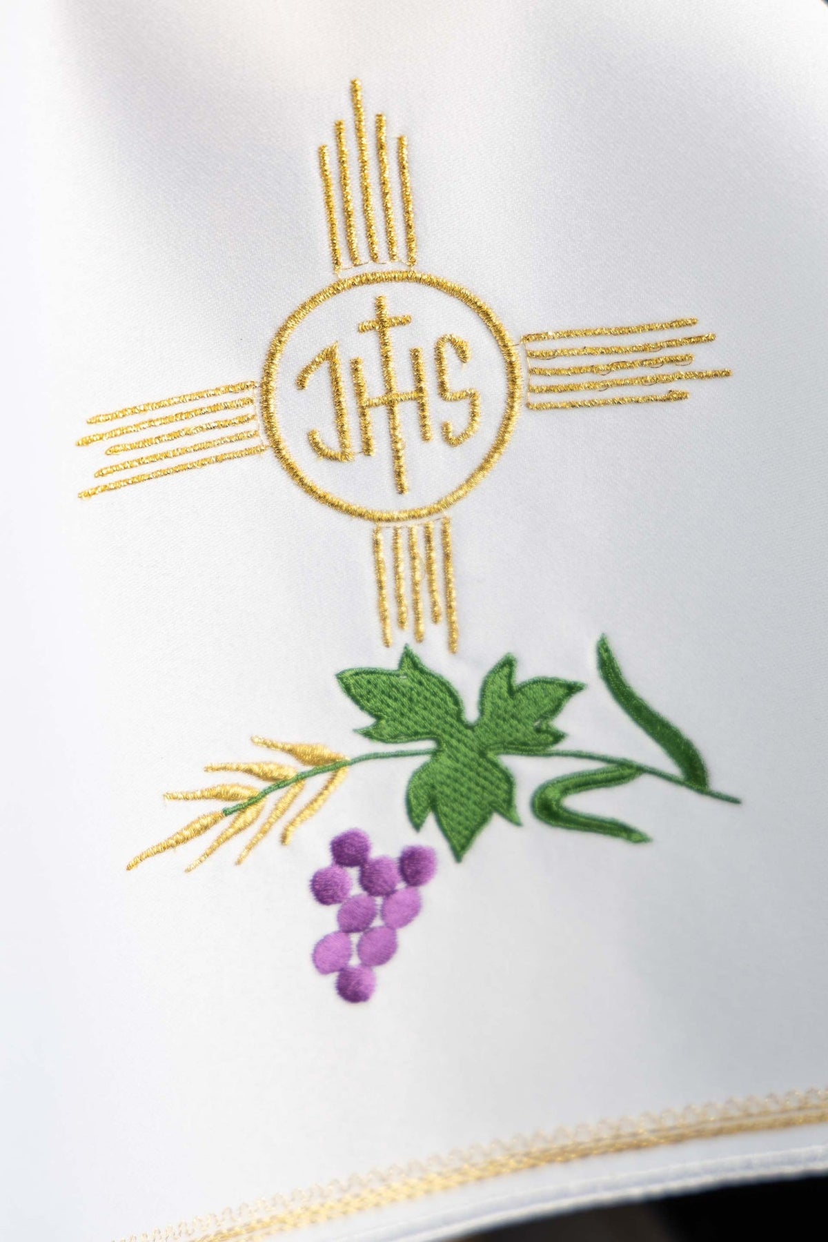 Velo para copón blanco, primer plano del bordado IHS, uvas y espigas