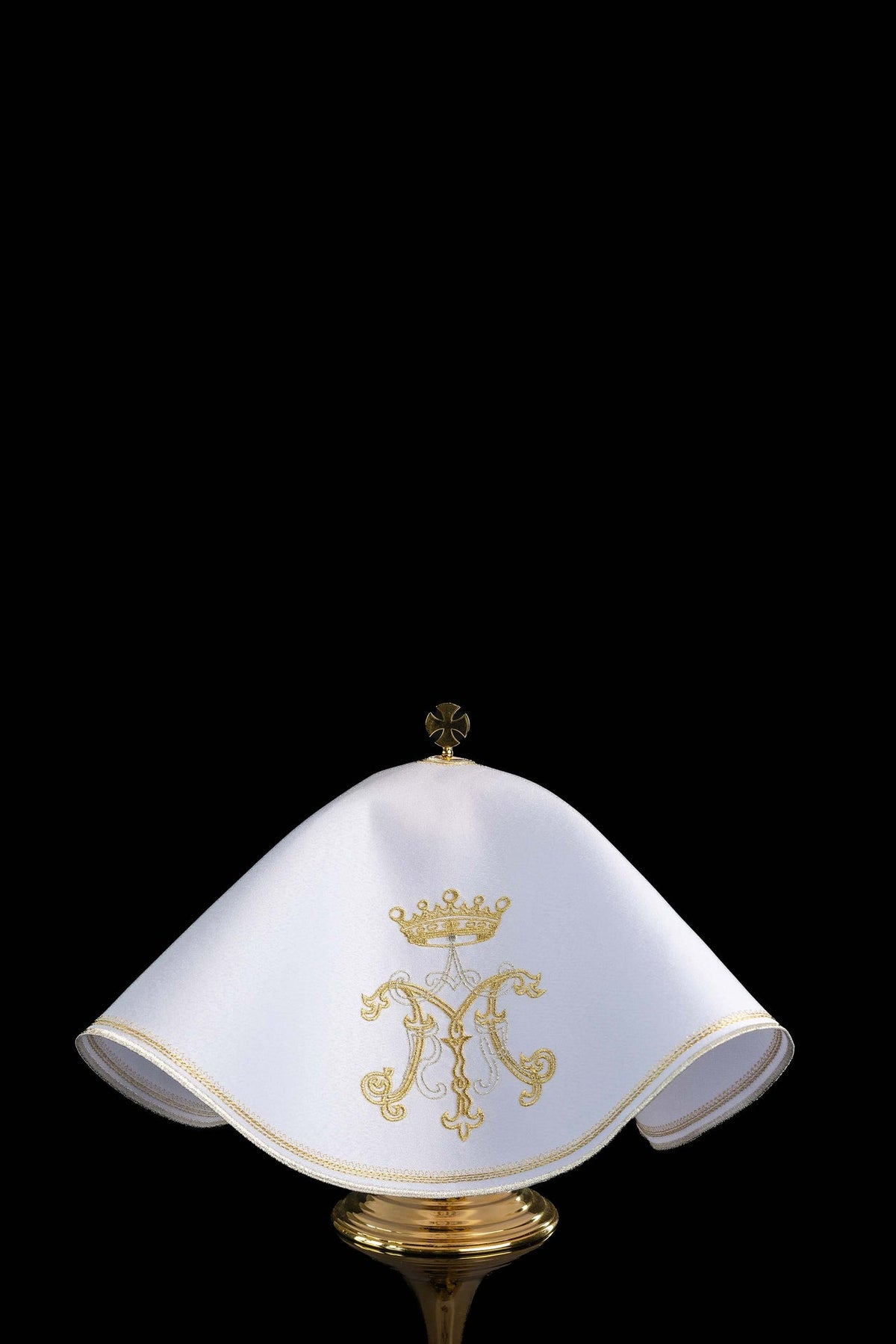 Velo para copón con forma redonda y bordado mariano dorado, vista frontal blanca